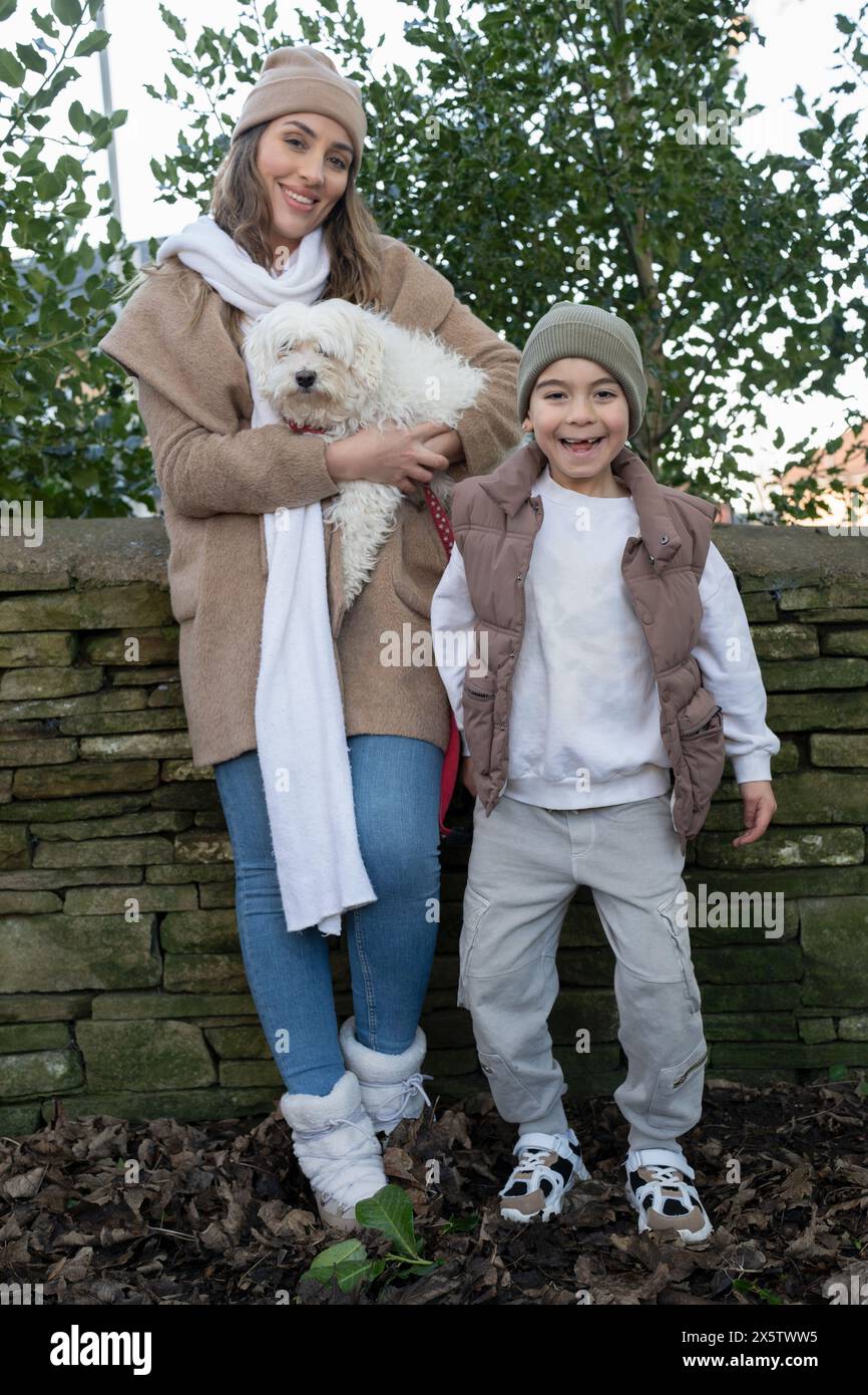 Porträt von Mutter und Sohn (6-7) in Winterkleidung Stockfoto