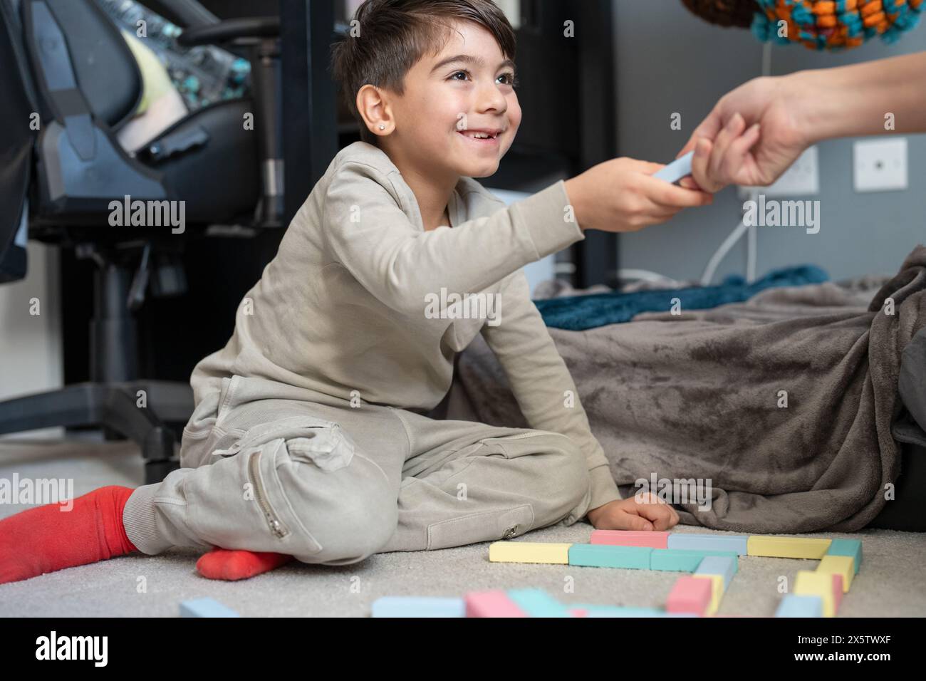 Mutter und Sohn (6-7) spielen zu Hause Stockfoto