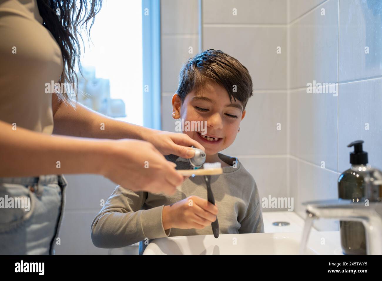 Mutter und Sohn (6-7) putzen die Zähne zusammen Stockfoto