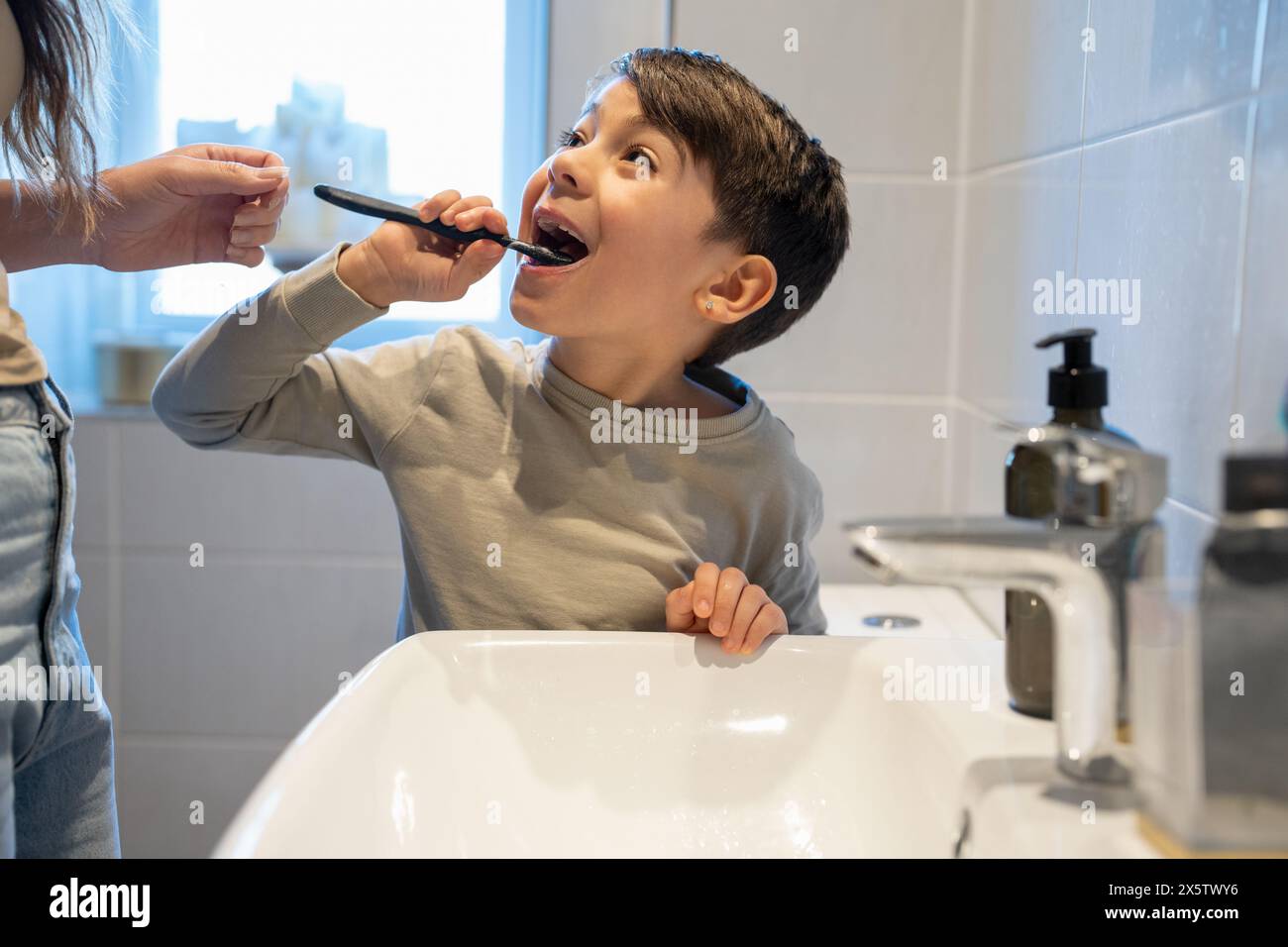 Mutter und Sohn (6-7) putzen die Zähne zusammen Stockfoto