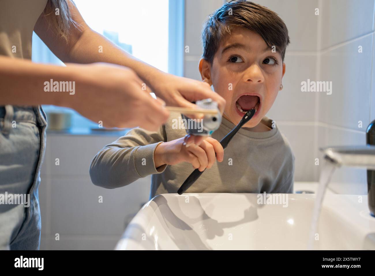 Mutter und Sohn (6-7) putzen die Zähne zusammen Stockfoto