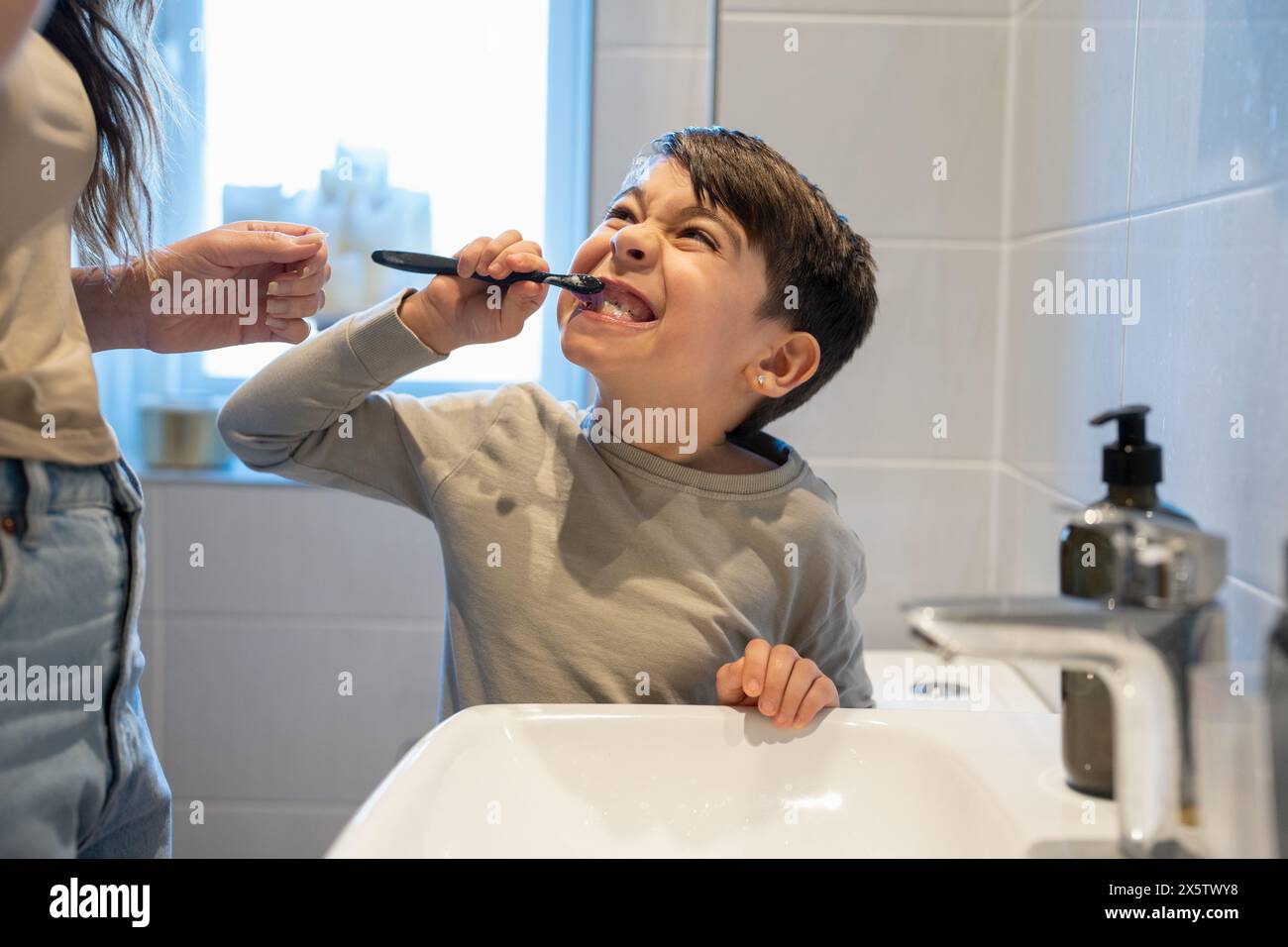 Mutter und Sohn (6-7) putzen die Zähne zusammen Stockfoto