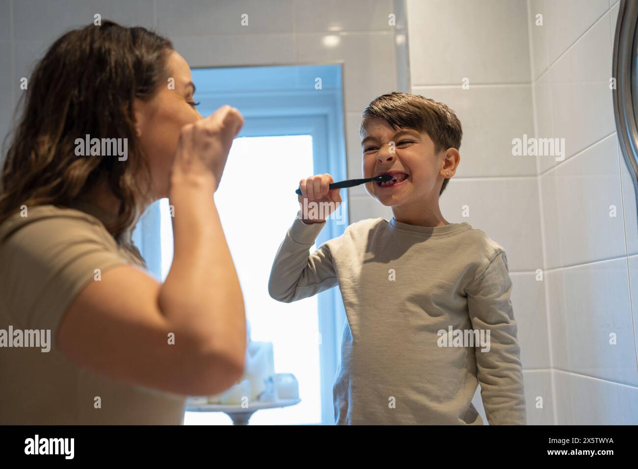 Mutter und Sohn (6-7) putzen die Zähne zusammen Stockfoto