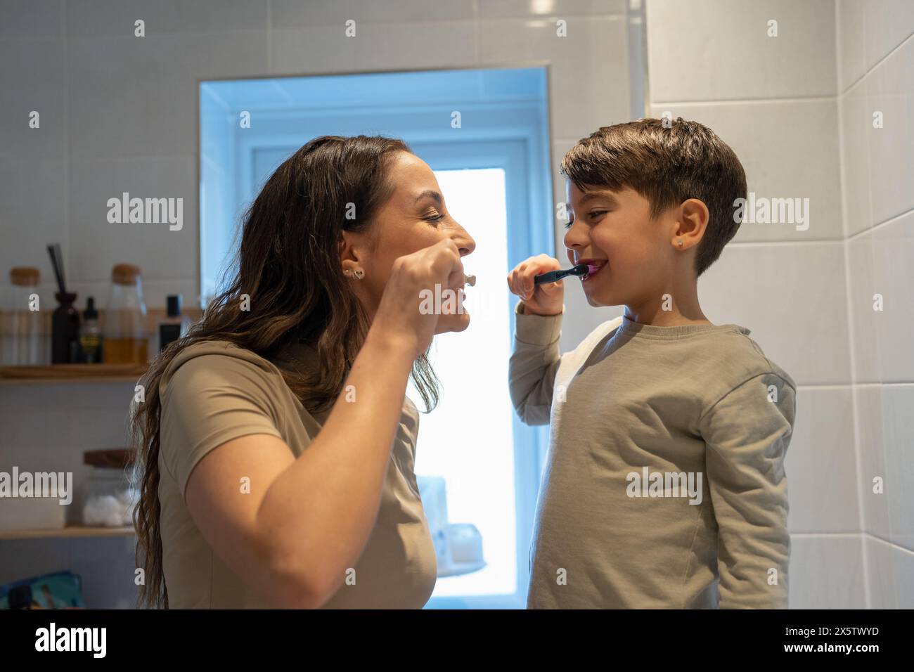 Mutter und Sohn (6-7) putzen die Zähne zusammen Stockfoto