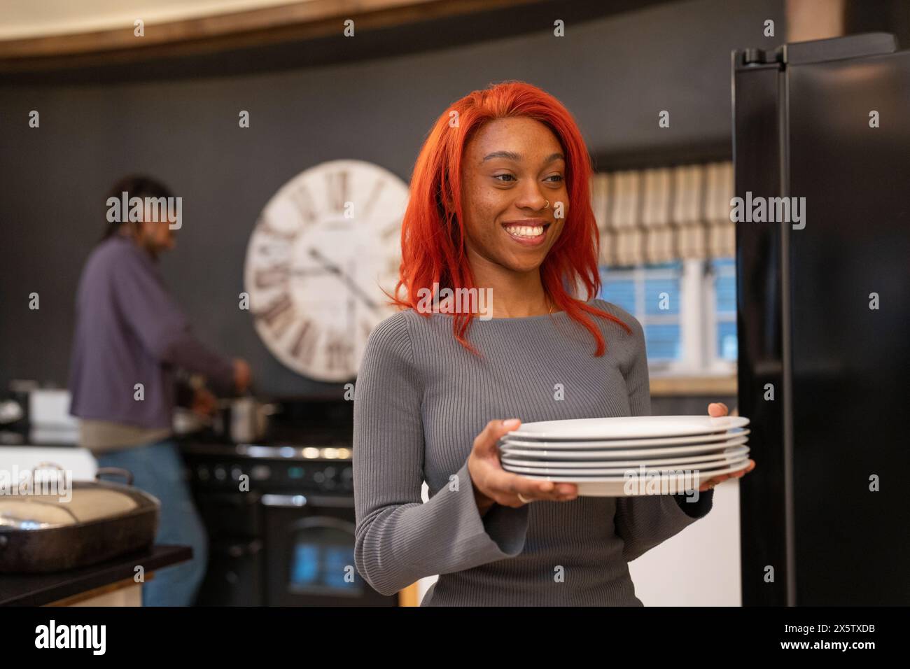 Freunde bereiten Essen in der Küche zu Stockfoto