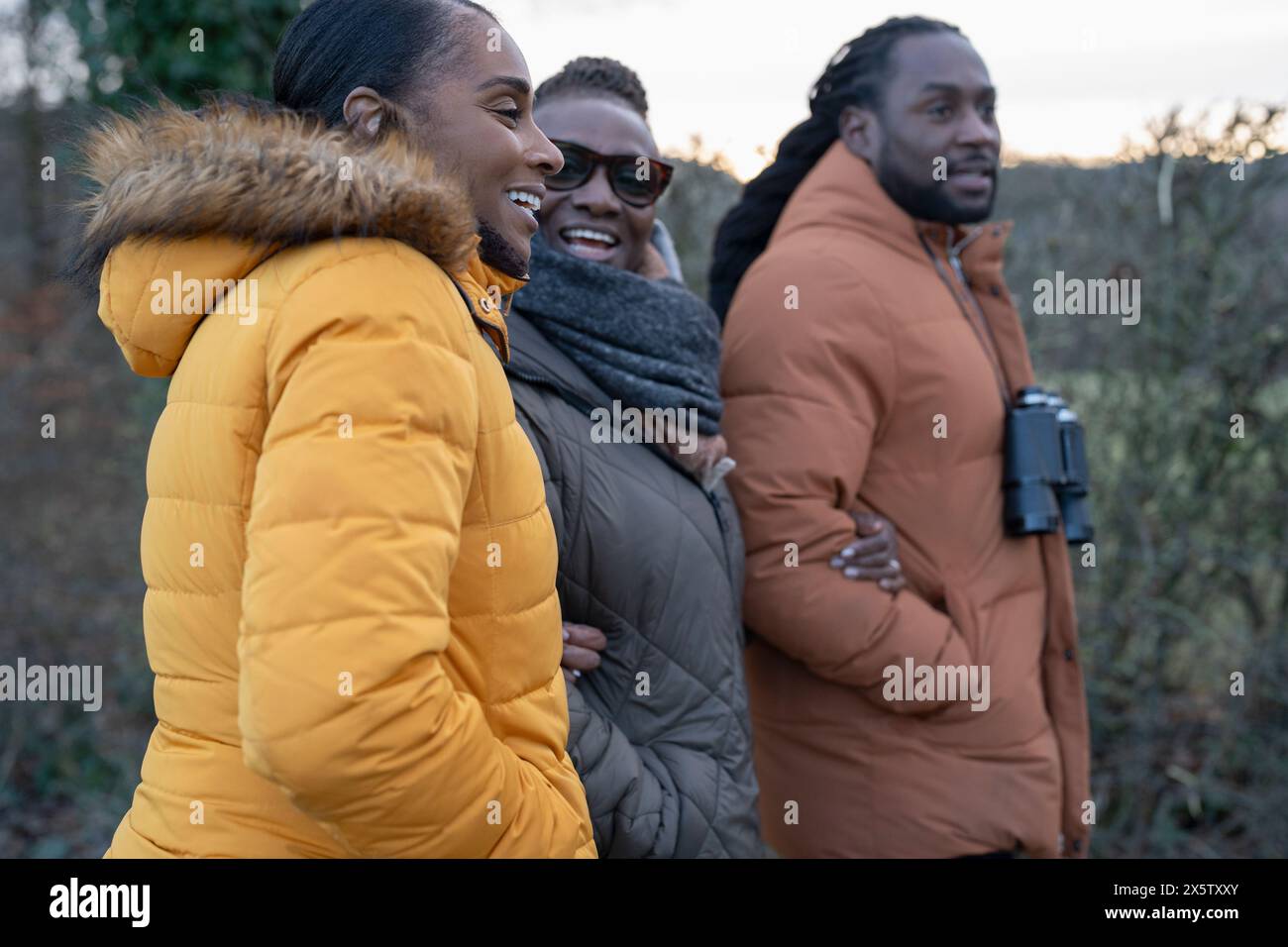 Drei Leute laufen zusammen in ländlicher Umgebung Stockfoto