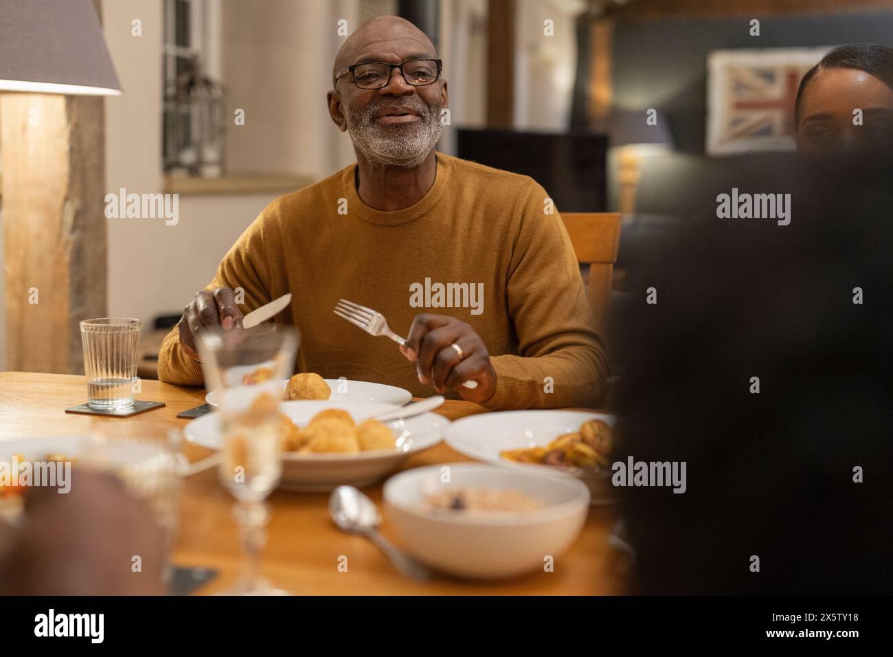 Die Familie isst zu Hause zusammen zu Abend Stockfoto