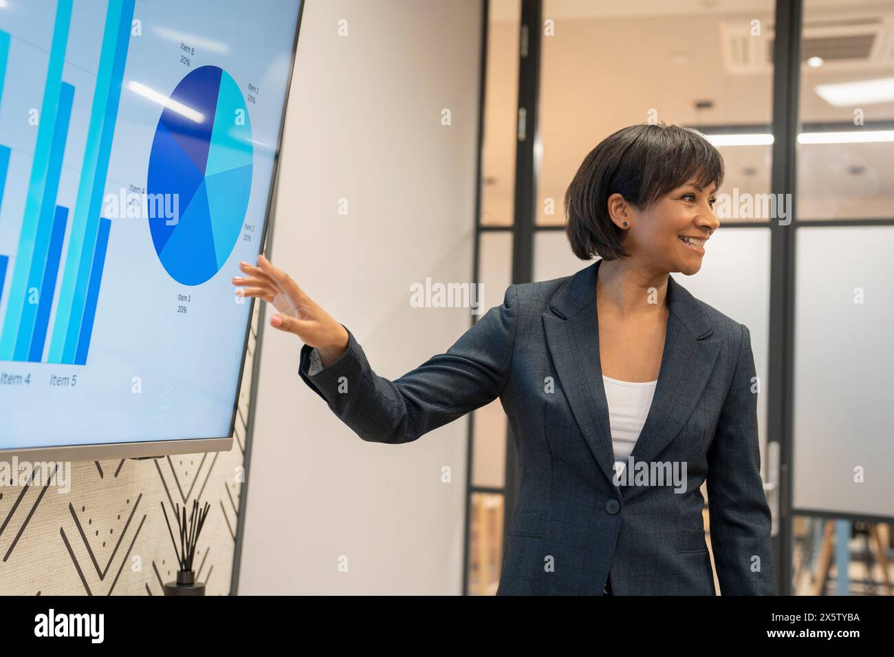 Geschäftsfrau, die Präsentation im Büro Stockfoto