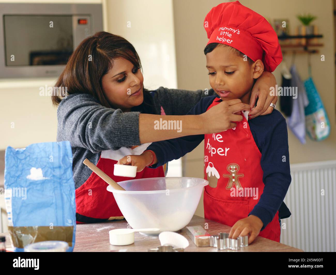Mutter und Sohn backen in Küche Stockfoto