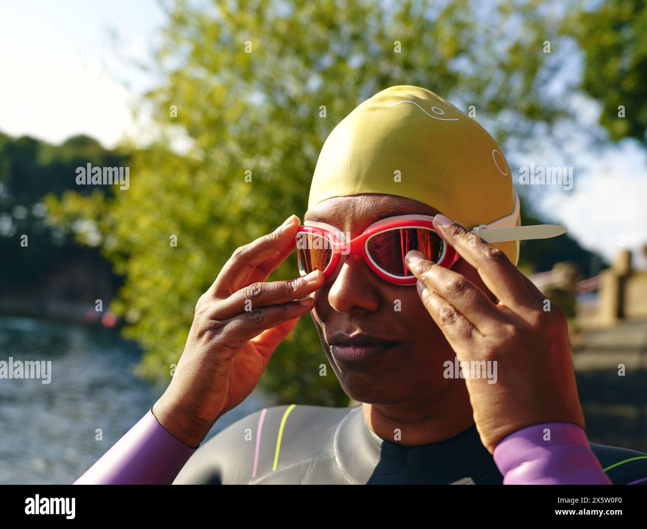 Eine Frau, die Schwimmbrille anzieht Stockfoto