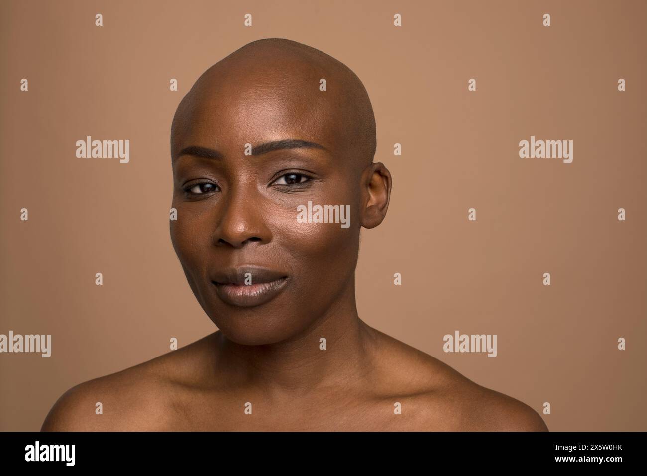 Studio-Porträt einer Frau mit geschliffenem Kopf Stockfoto