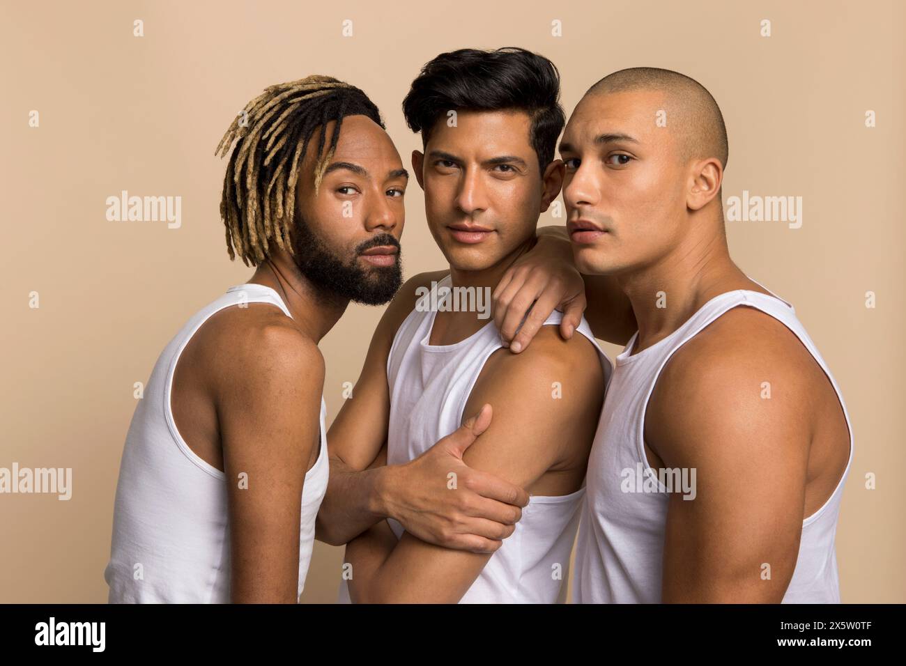 Studio-Porträt von Männern in weißen Tanktops Stockfoto