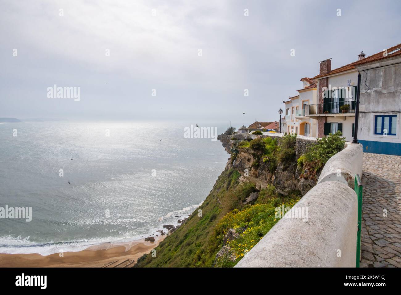 Oberer Teil der Stadt Nazaré und Blick über den Atlantik in Portugal, Kopierraum Stockfoto