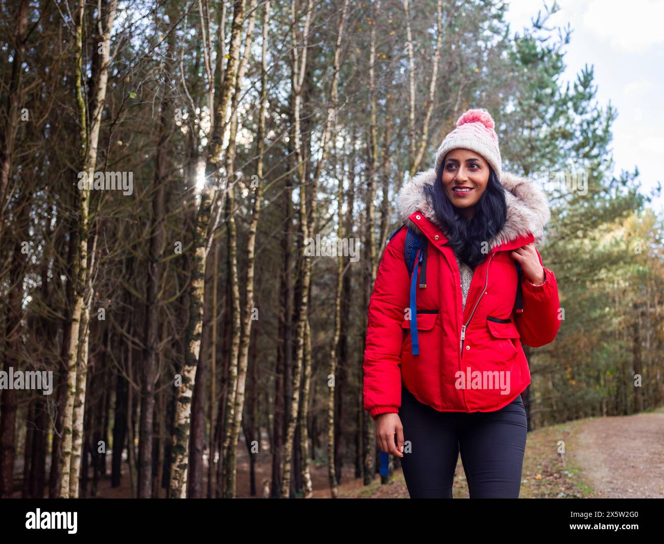 Frau im Wald wandern Stockfoto