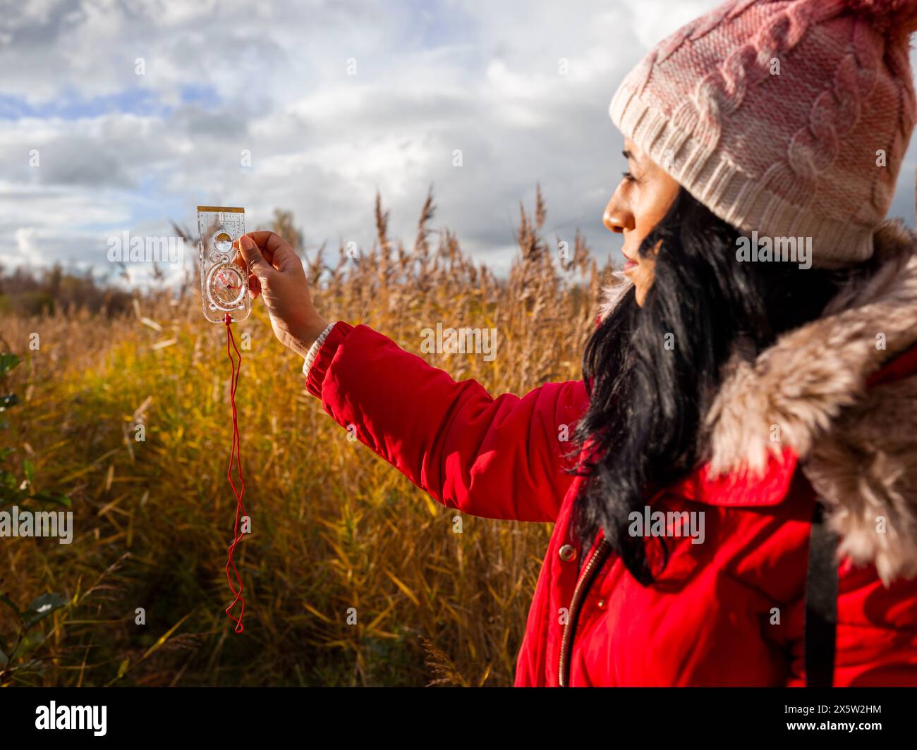Weibliche Wanderer mit Kompass Stockfoto