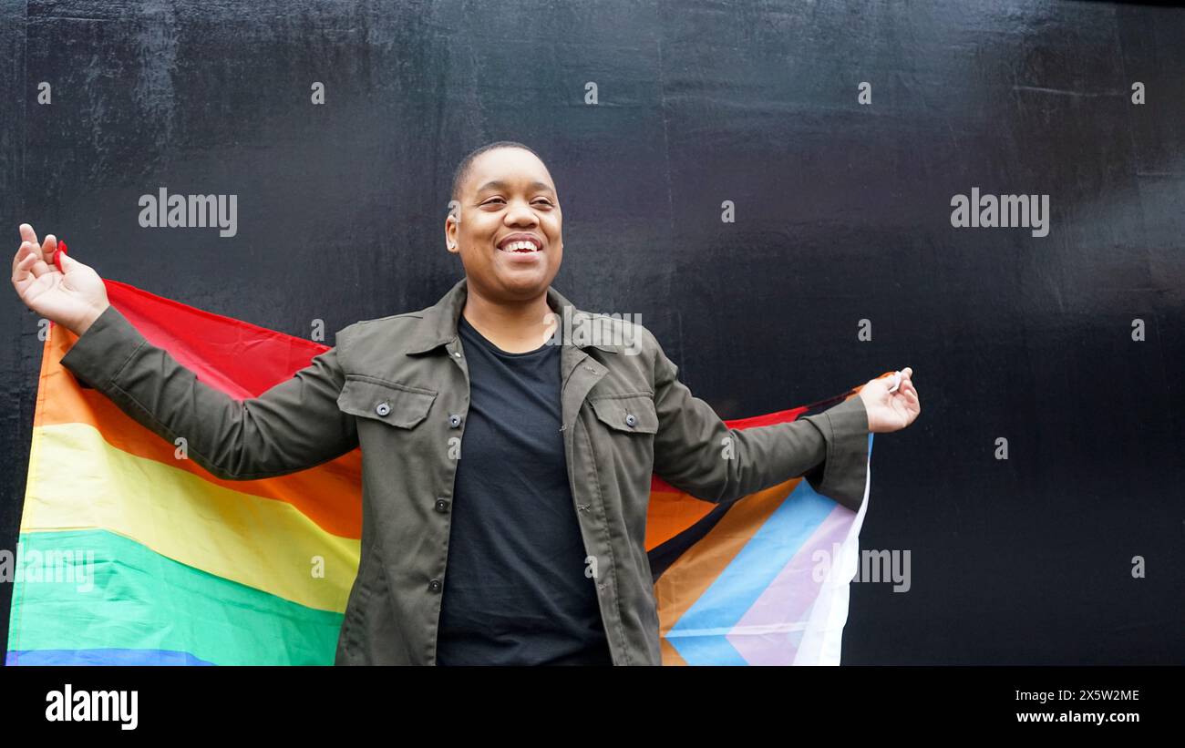 Frau mit Stolz-Flagge Stockfoto