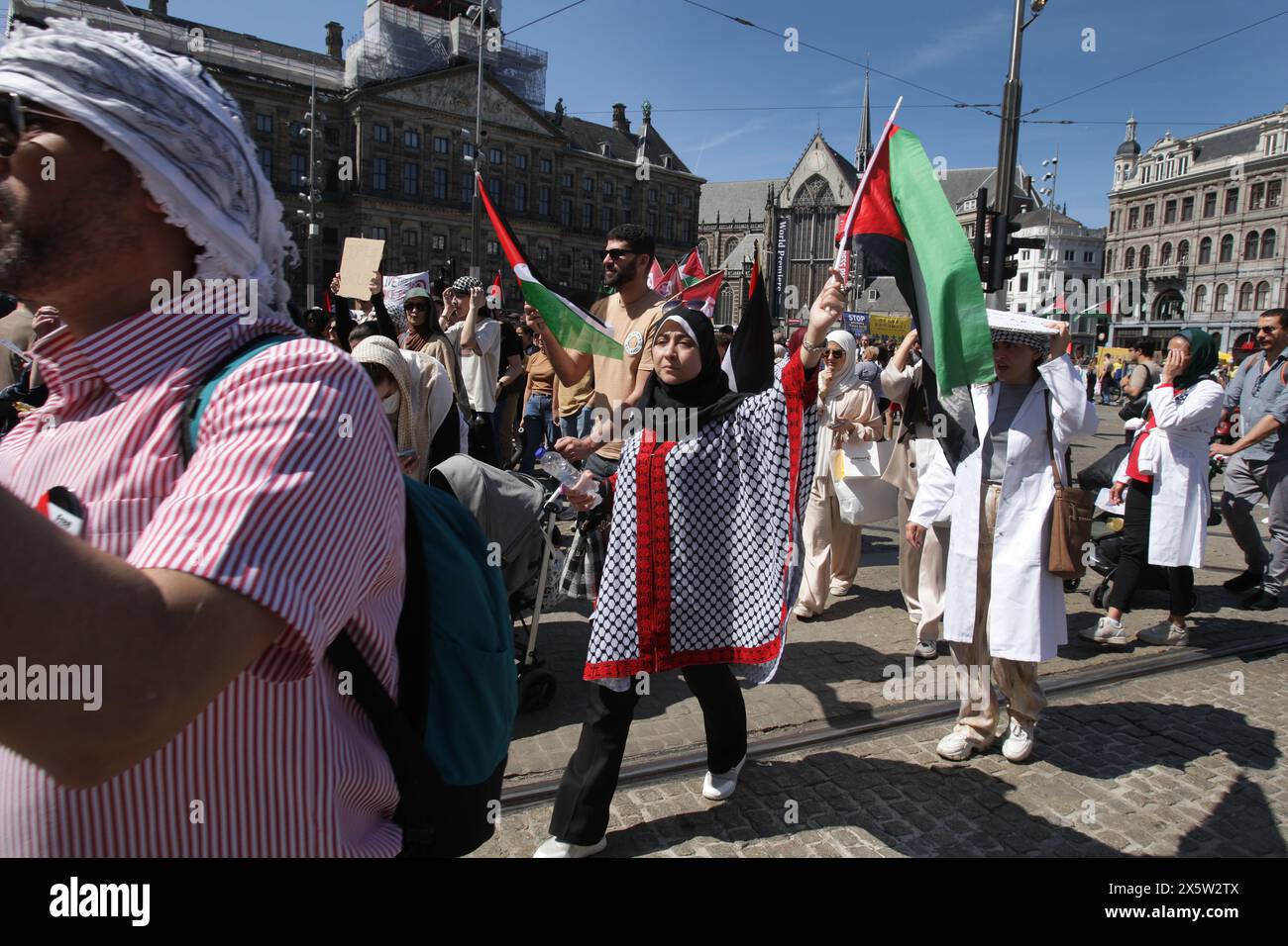 Amsterdam, Niederlande. Mai 2024. Palästinenser und Unterstützer versammeln sich am 11. Mai 2024 auf dem Dam-Platz in Amsterdam, Niederlande, um den 76. Jahrestag der Nakba und des Protestes gegen den anhaltenden Konflikt zwischen Israel und den Palästinensern zu gedenken. Der Nakba-Tag ist der Jahrestag der rund 700.000 Palästinenser, die bei der Gründung Israels 1948 geflohen oder vertrieben wurden. (Foto von Paulo Amorim/SIPA USA) Credit: SIPA USA/Alamy Live News Stockfoto