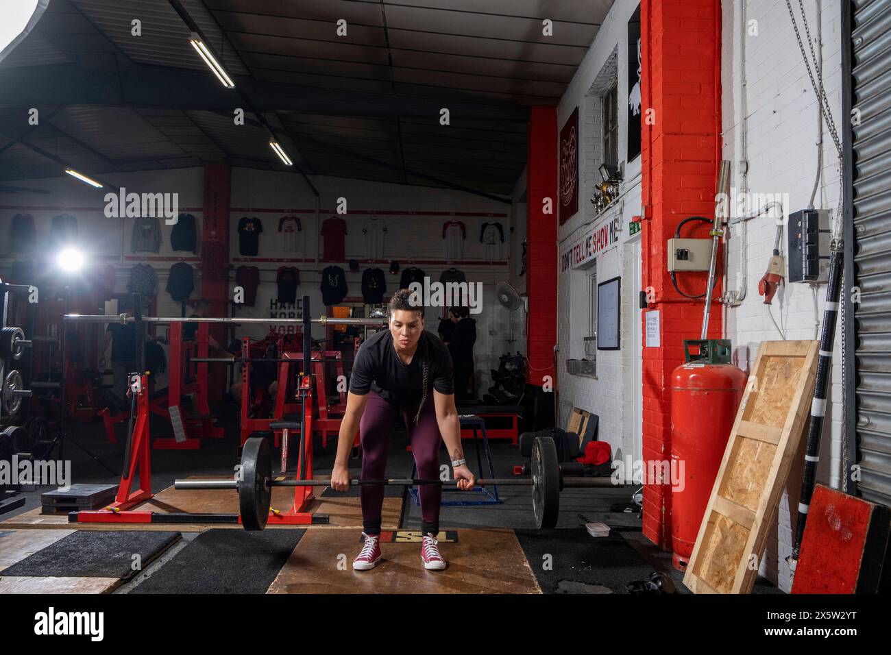 Frau, die Gewichte im Crosstraining-Fitnessstudio hebt Stockfoto