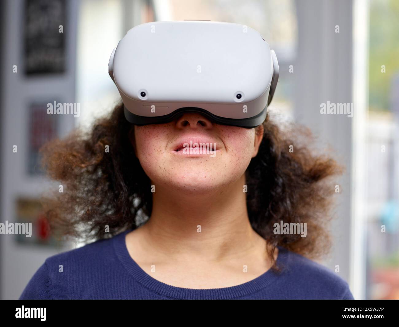 Mädchen mit Down-Syndrom mit VR-Schutzbrille Stockfoto