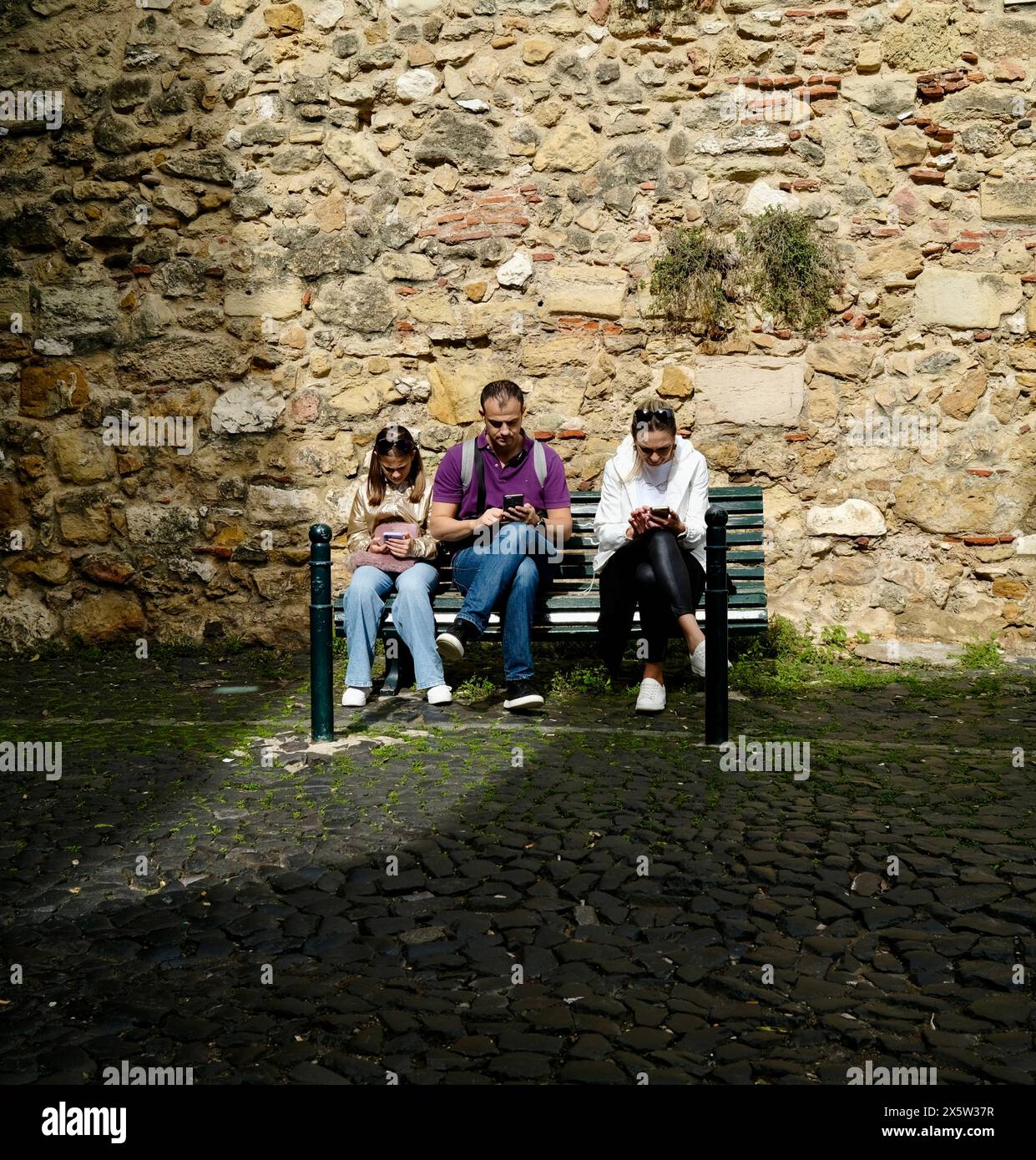 Die Familie ist auf dem Handy verhaftet Stockfoto