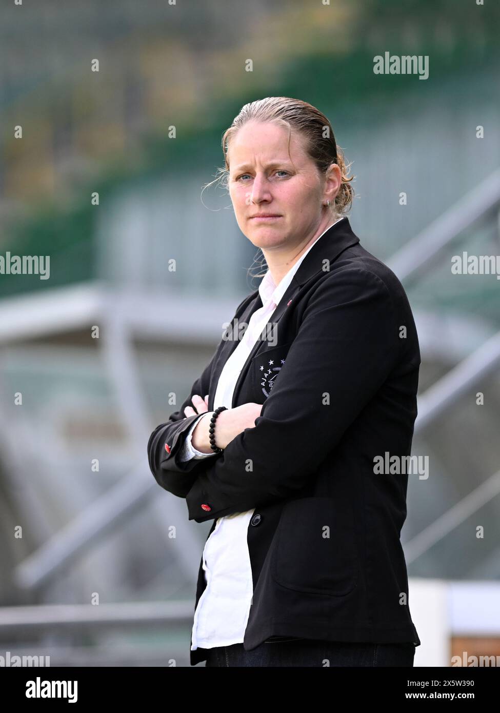 DIE HAAG - Ajax-Trainerin Suzanne Bakker beim Spiel der niederländischen Azerion-Frauen zwischen ADO den Haag und Ajax im Bingoal-Stadion am 11. Mai 2024 in den Haag, Niederlande. ANP GERRIT VAN KÖLN Stockfoto