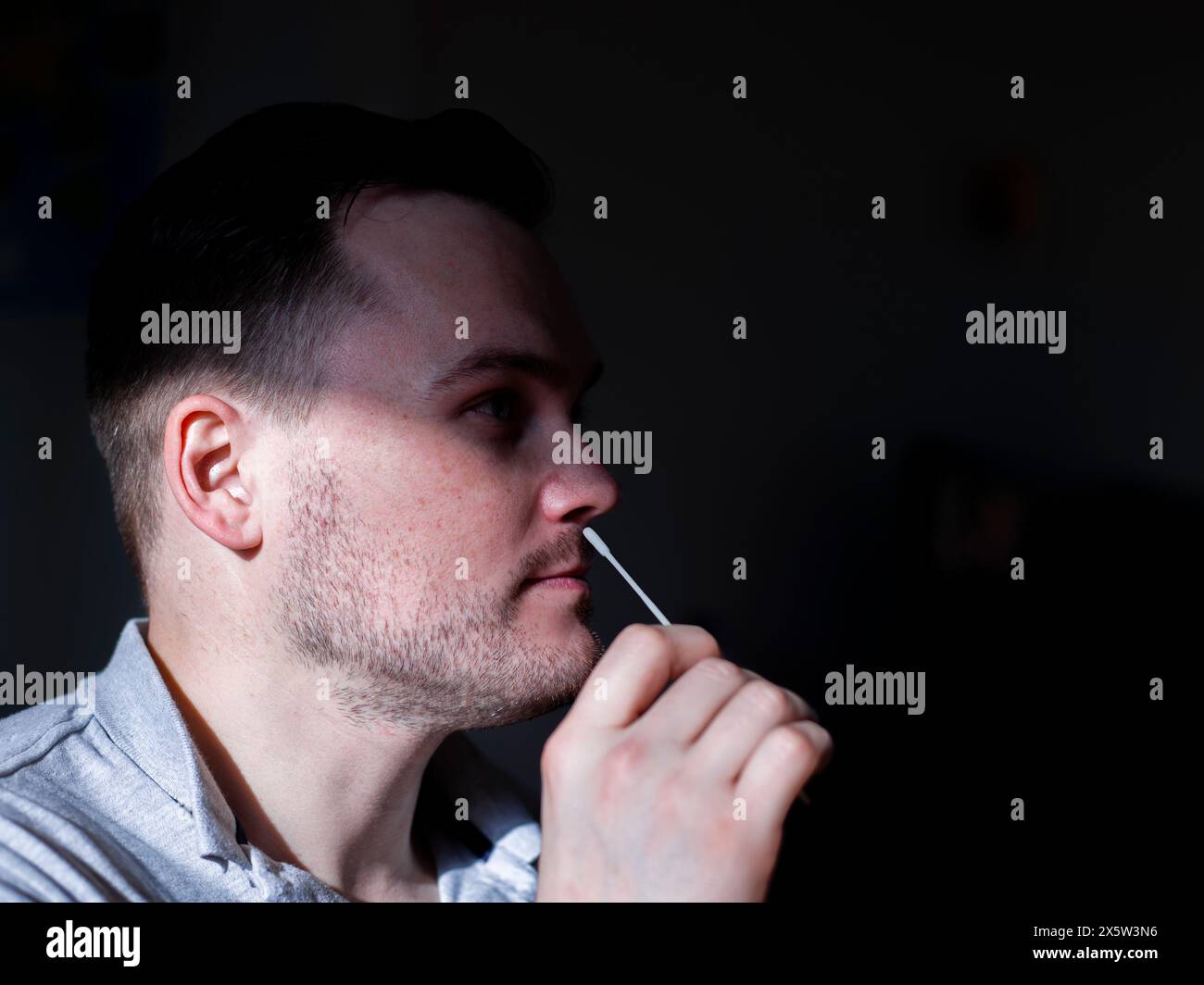 Mann mit Coronavirus-Test nach Hause Stockfoto