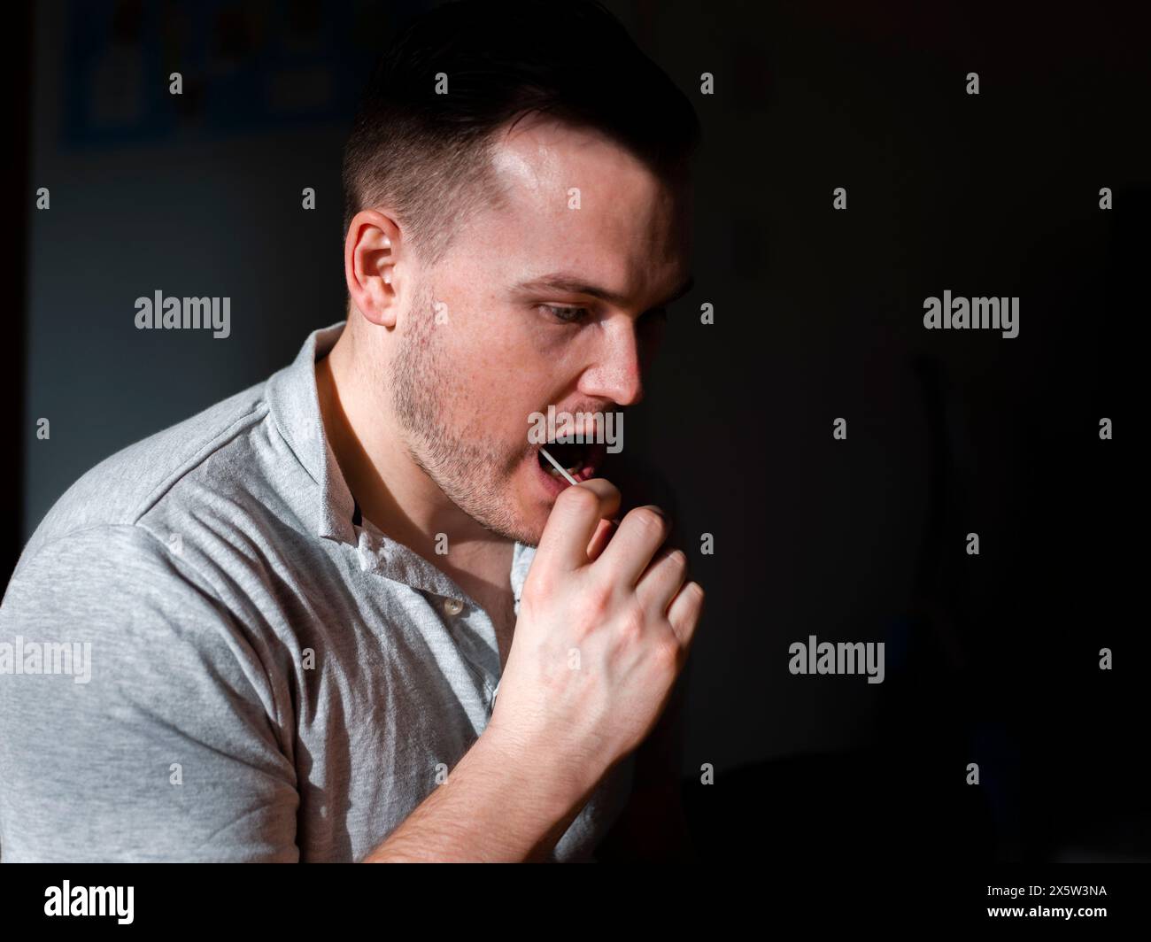 Mann mit Coronavirus-Test nach Hause Stockfoto