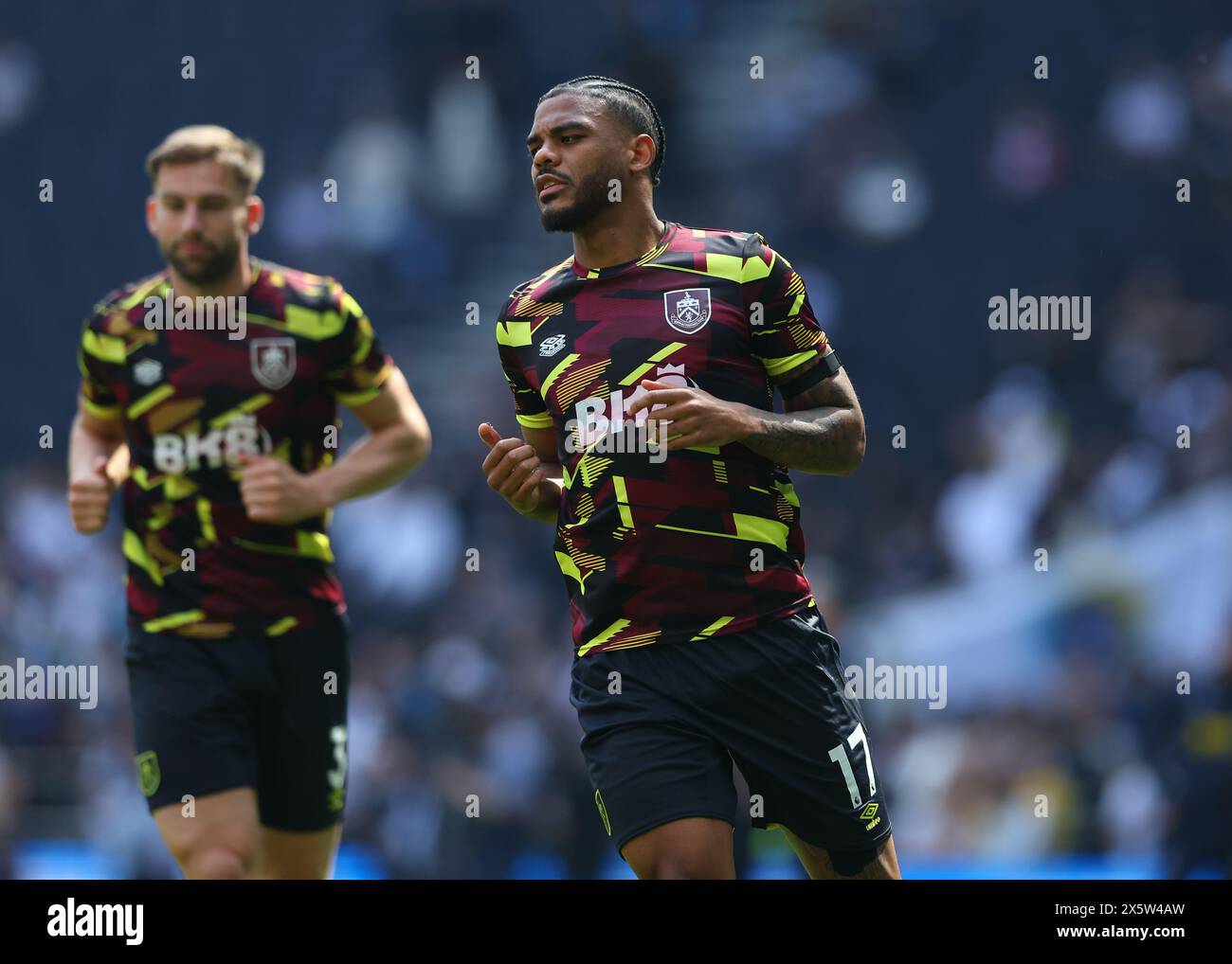 London, Großbritannien. Tottenham Hotspur Stadium, London, Großbritannien. Mai 2024. Premier League Football, Tottenham Hotspur gegen Burnley; Lyle Foster of Burnley Warming Up Credit: Action Plus Sports/Alamy Live News Credit: Action Plus Sports Images/Alamy Live News Stockfoto