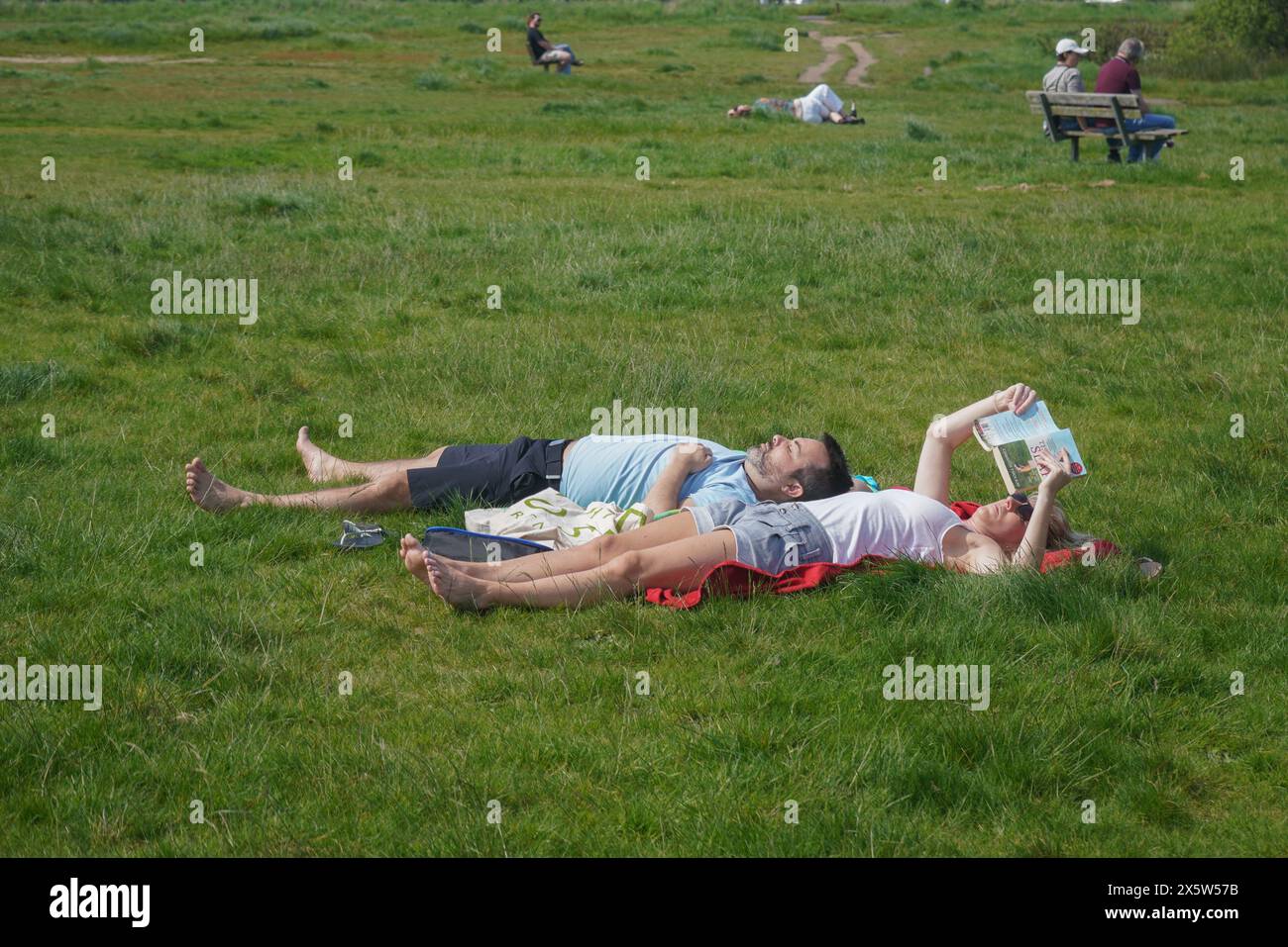 Wimbledon, London, Großbritannien. 11. Mai 2024. Die Menschen entspannen sich in der Frühlingssonne am Wimbledon Common im Südwesten Londons, denn die Temperaturen werden heute am heißesten Wochenende des Jahres 27°C hoch sein. Quelle: amer Gazzal/Alamy Live News Stockfoto