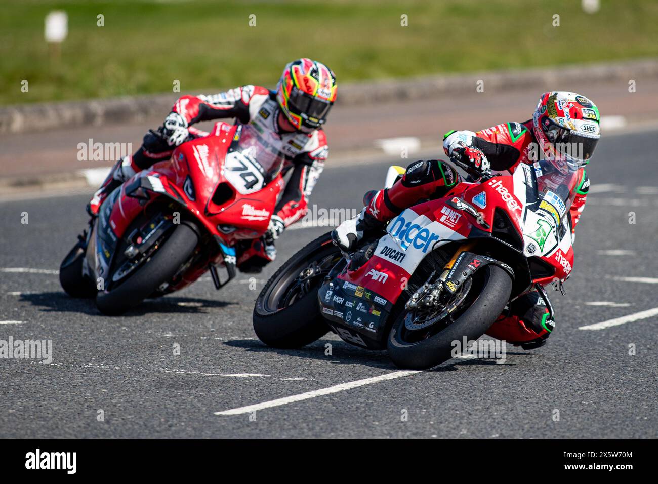 Portstewart, Großbritannien. Mai 2024. Glenn Irwin (1) gewann das Anchor Bar Superbike Race beim Northwest 200. Davey Todd (74) war Zweiter und Michael Dunlop (6) Zweiter. Quelle: Bonzo/Alamy Live News Stockfoto