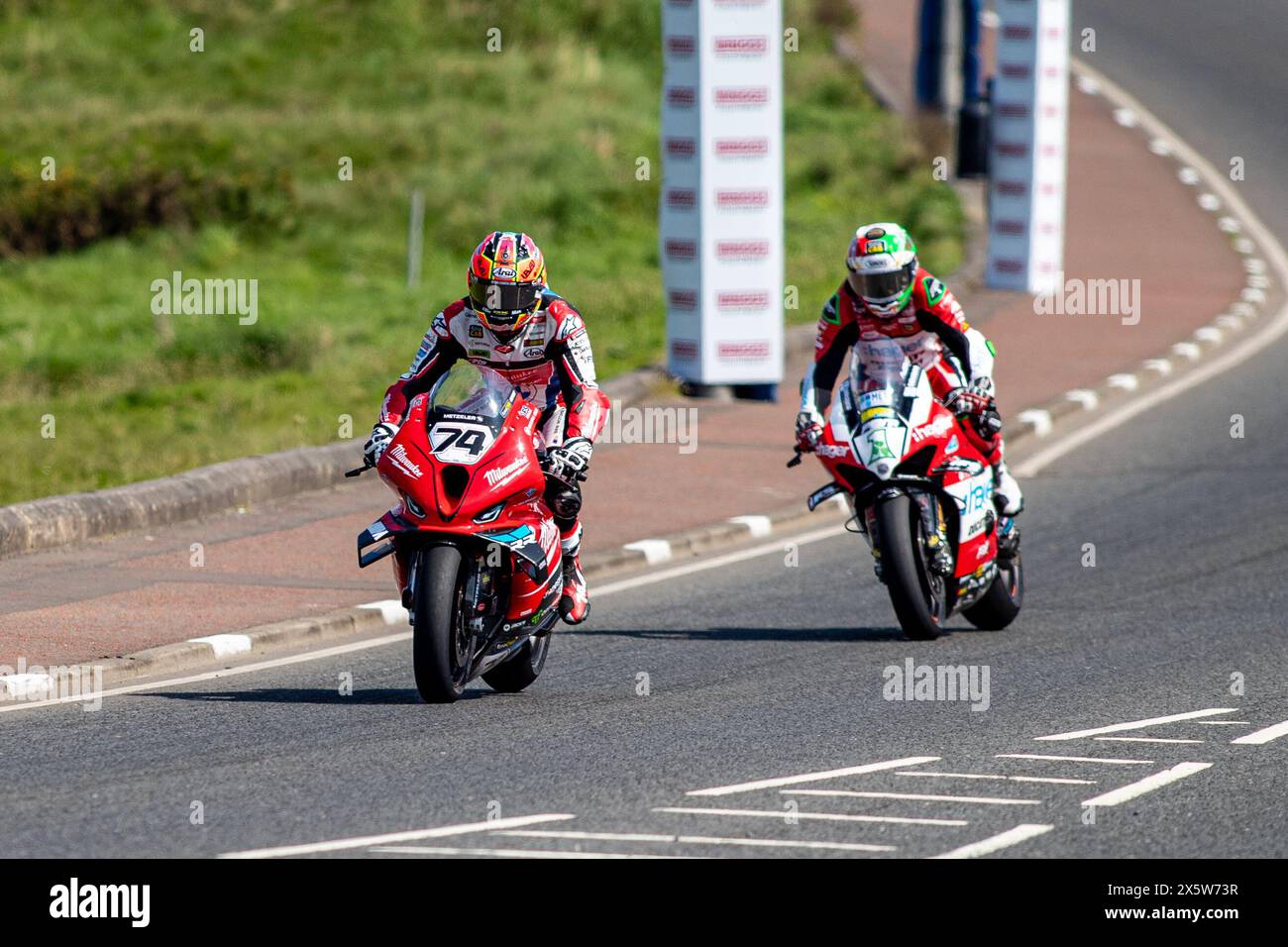 Portstewart, Großbritannien. Mai 2024. Glenn Irwin (1) gewann das Anchor Bar Superbike Race beim Northwest 200. Davey Todd (74) war Zweiter und Michael Dunlop (6) Zweiter. Quelle: Bonzo/Alamy Live News Stockfoto