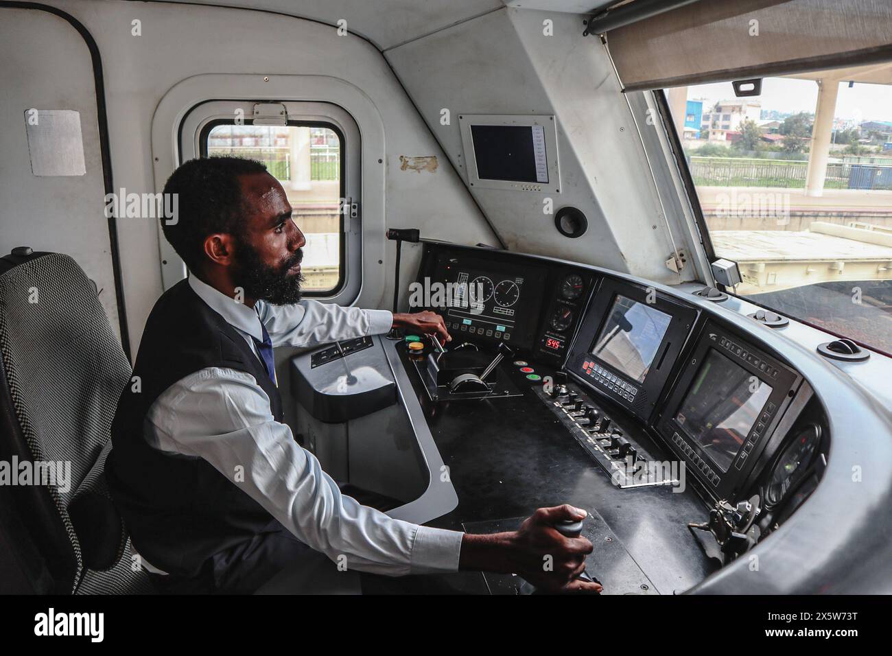 Addis Abeba. Mai 2024. Dieses Foto vom 10. Mai 2024 zeigt einen äthiopischen Lokomotivführer, der vom chinesischen Amtskollegen ausgebildet wurde und den Zug im Fahrerhaus in Äthiopien steuert. Die chinesischen Betreiber der Normalspurbahn Äthiopien-Dschibuti übergaben am Freitag offiziell die Leitung und den Betrieb der Bahn an Äthiopien und Dschibuti nach sechs Jahren erfolgreicher Betriebszeit. UM MIT "Äthiopien, Dschibuti auf Management, Betrieb der chinesischen Eisenbahn" zu GEHEN Credit: Liu Fangqiang/Xinhua/Alamy Live News Stockfoto