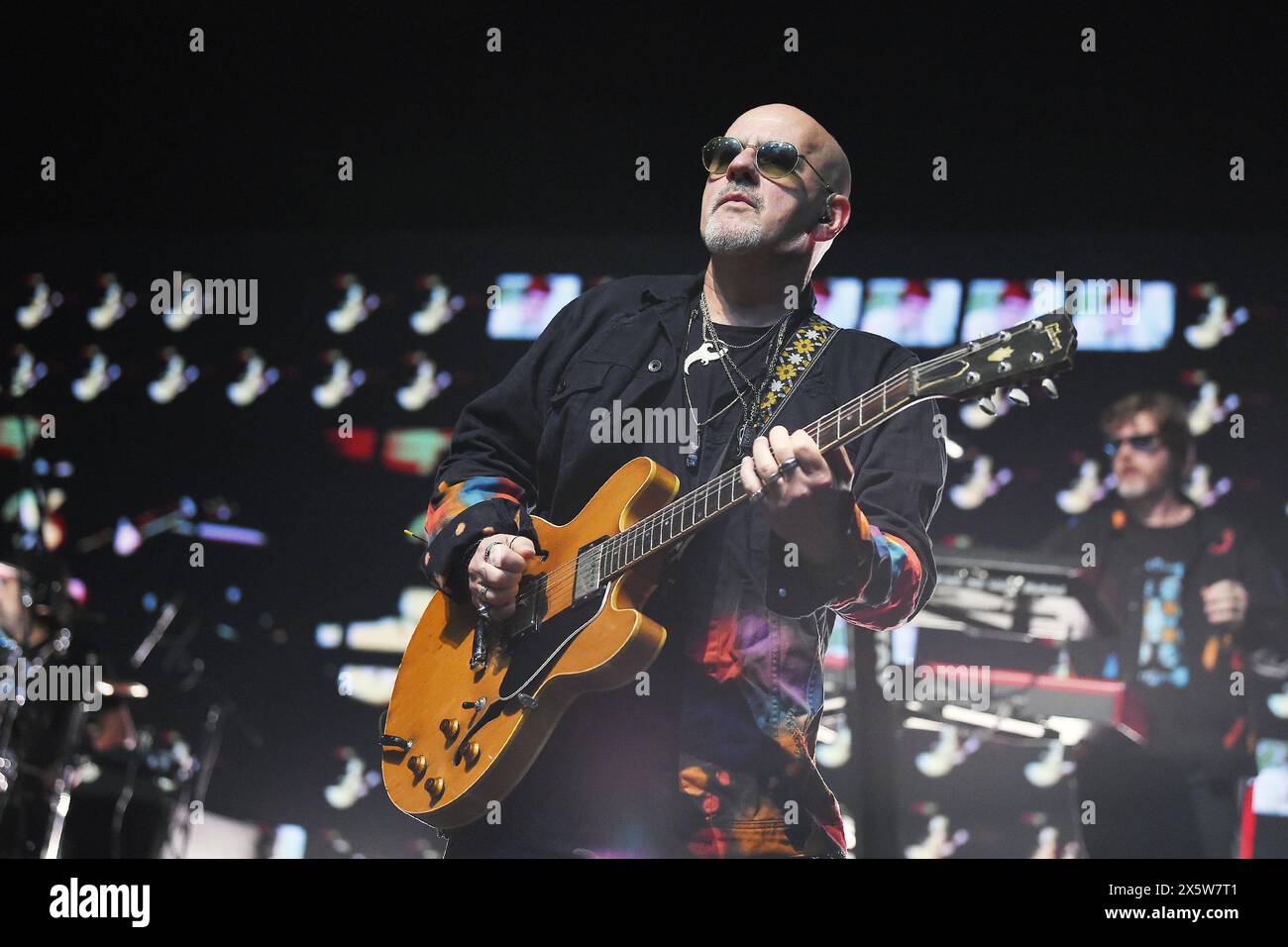 Rio de Janeiro, 10. Mai 2024. Gitarrist Carlos Coelho von der Rockband Biquini Cavadão während einer Show in Qualystage in Rio de Janeiro. Stockfoto