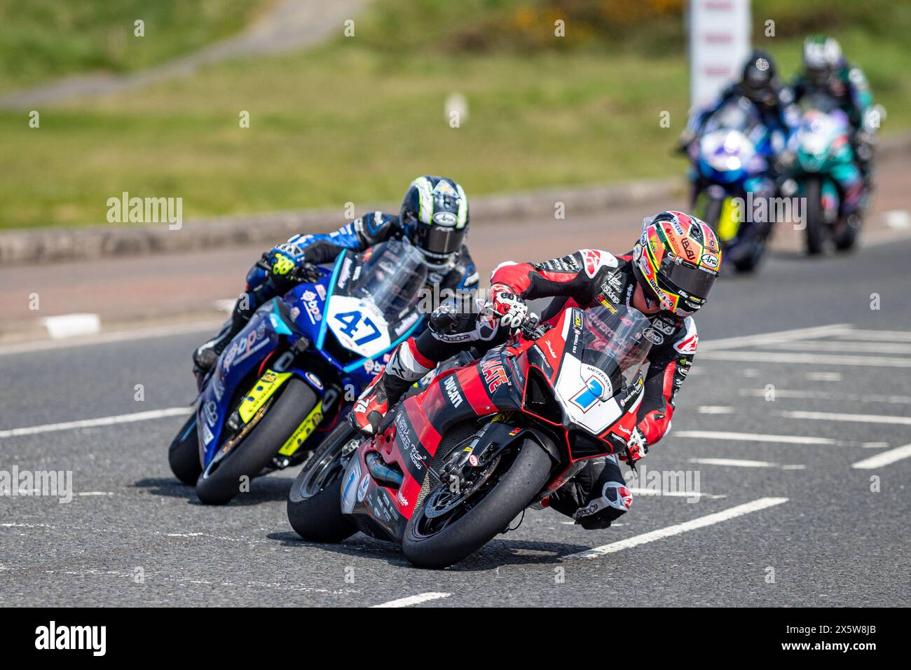 Portstewart, Großbritannien. Mai 2024. Davey Todd (1) gewann Race 3 Tides Restaurant sponserte das Rennen der Supersport-Klasse im Nordwesten 200. Richard Cooper (47) war Zweiter und Michael Dunlop Dritter. Quelle: Bonzo/Alamy Live News Stockfoto