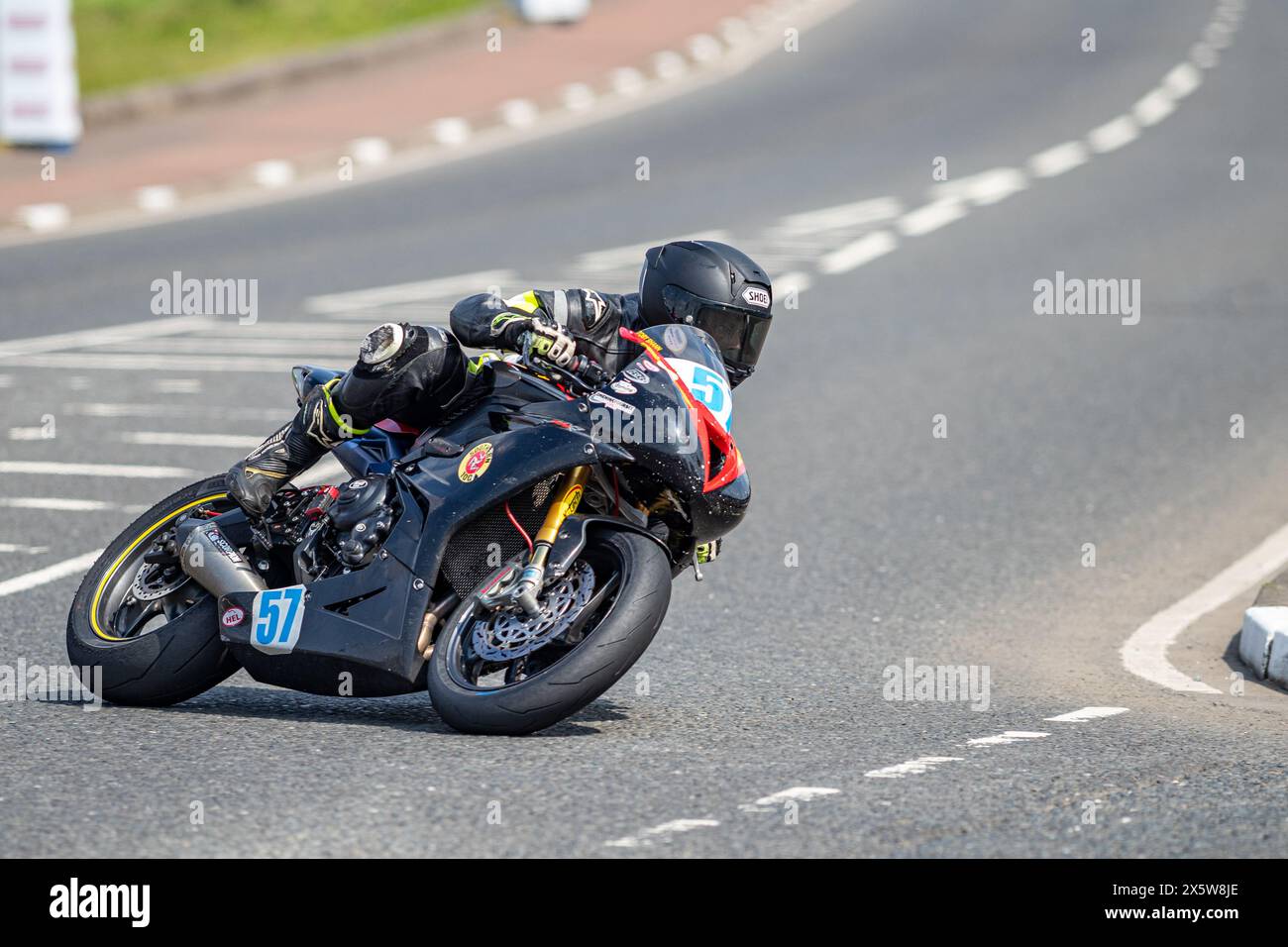 Portstewart, Großbritannien. Mai 2024. Davey Todd (1) gewann Race 3 Tides Restaurant sponserte das Rennen der Supersport-Klasse im Nordwesten 200. Richard Cooper (47) war Zweiter und Michael Dunlop Dritter. Quelle: Bonzo/Alamy Live News Stockfoto