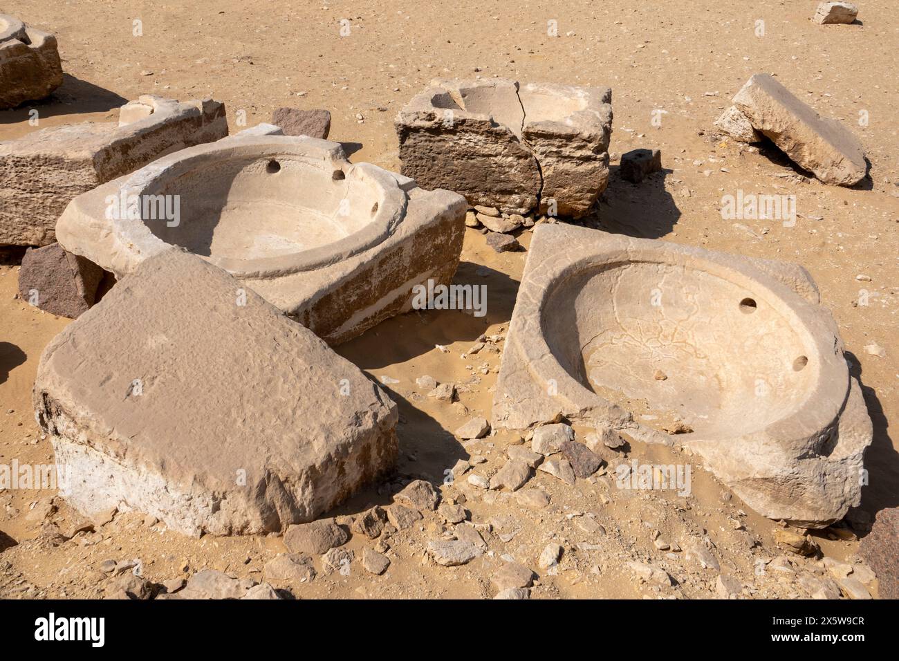 Becken am Boden am Sonnentempel von Niuserre in Abu Ghurob, nahe Abu Sir, Kairo, Ägypten Stockfoto