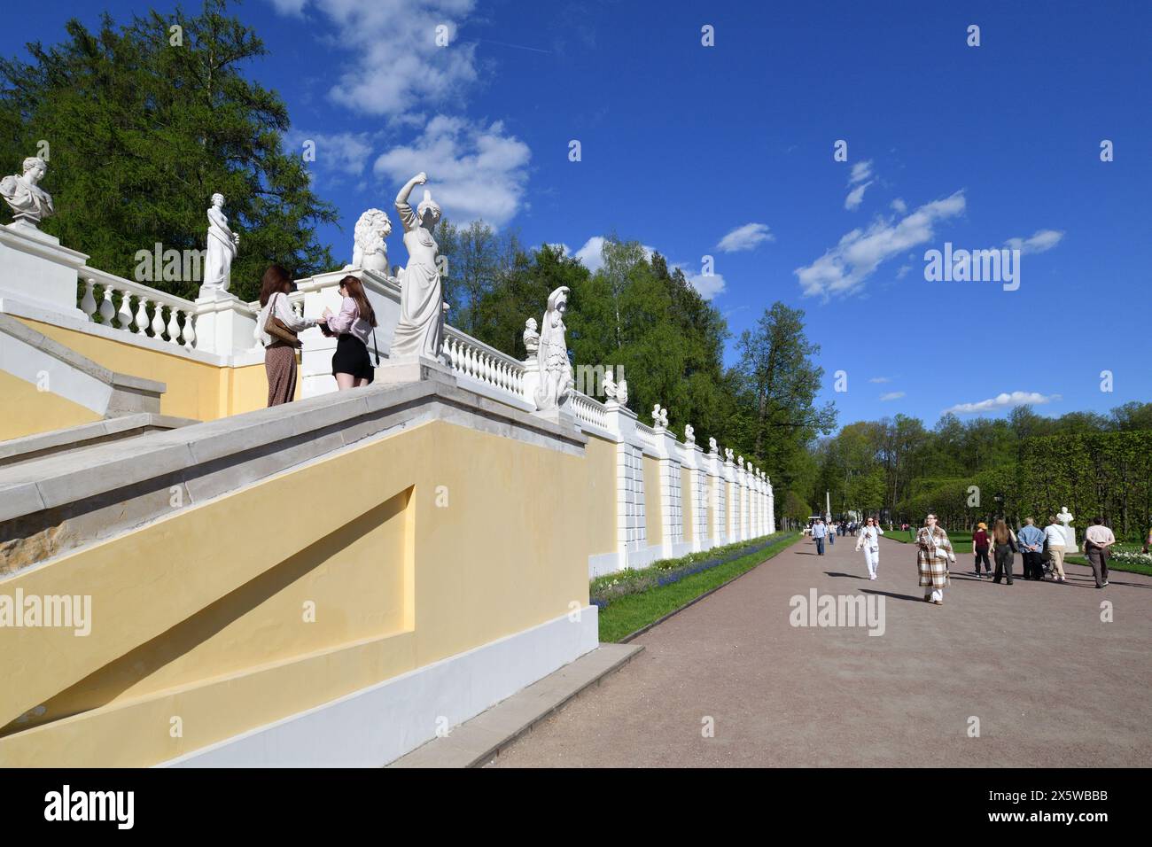 Krasnogorsk, Russland - 1. Mai. 2024. Balustrade mit Statuen im Arkhangelskoje Estate Museum. Stockfoto