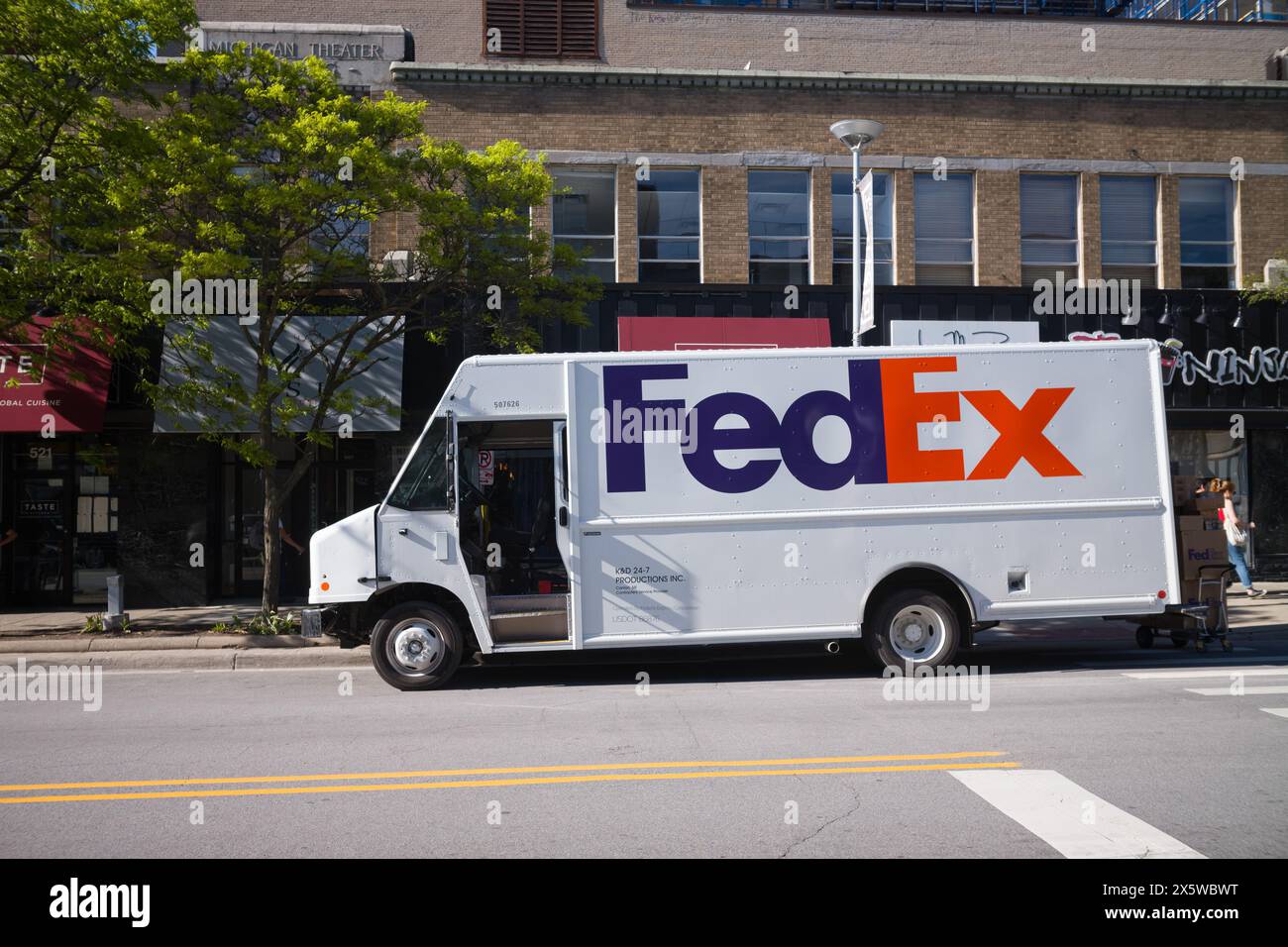 FedEx Lieferwagen parkt vor dem Michigan Theater in Ann Arbor Michigan USA Stockfoto