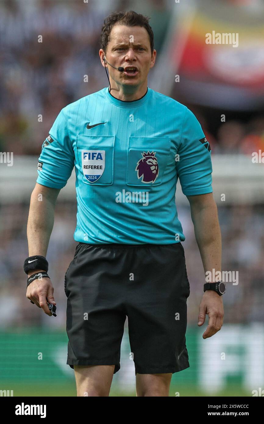 Newcastle, Großbritannien. Mai 2024. Schiedsrichter Darren England während des Premier League-Spiels Newcastle United gegen Brighton und Hove Albion im St. James's Park, Newcastle, Vereinigtes Königreich, 11. Mai 2024 (Foto: Mark Cosgrove/News Images) in Newcastle, Vereinigtes Königreich am 11. Mai 2024. (Foto: Mark Cosgrove/News Images/SIPA USA) Credit: SIPA USA/Alamy Live News Stockfoto