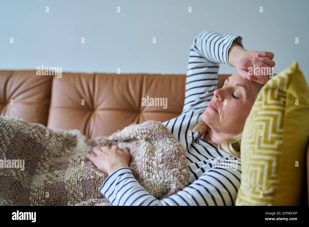 Reife Wirtschaftlich Inaktive Frau Mit Langzeitkrankheiten Auf Dem Sofa Zu Hause Stockfoto