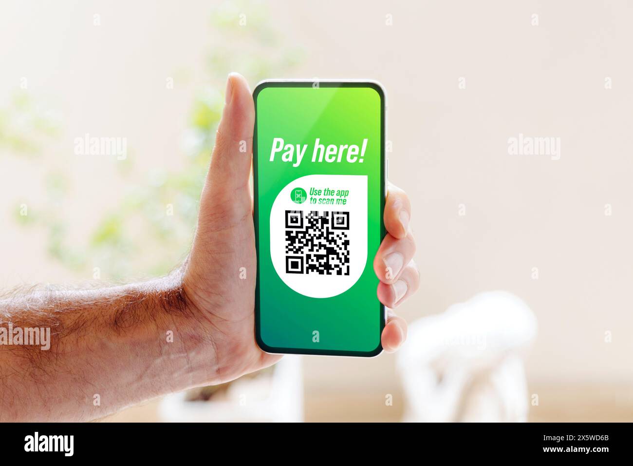 Hand von Mann, die ein Mobiltelefon mit QR-Code auf dem Bildschirm zeigt. QR-Code-Zahlung, bargeldlose Technologie, Digital Money-Konzept. Stockfoto