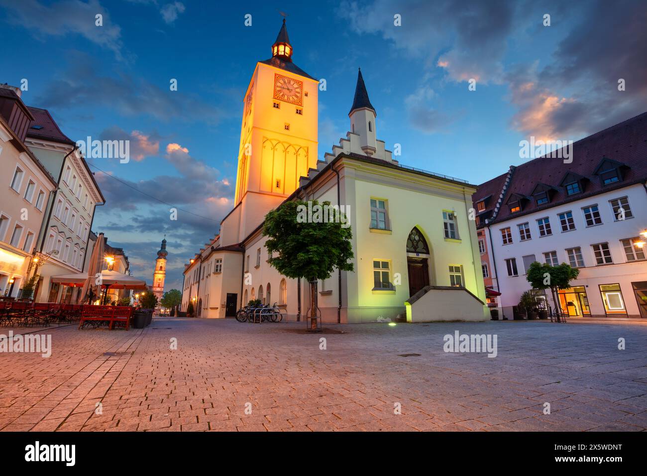 Deggendorf, Deutschland. Stadtbild der Innenstadt von Deggendorf, Bayern, Deutschland bei Sonnenuntergang. Stockfoto