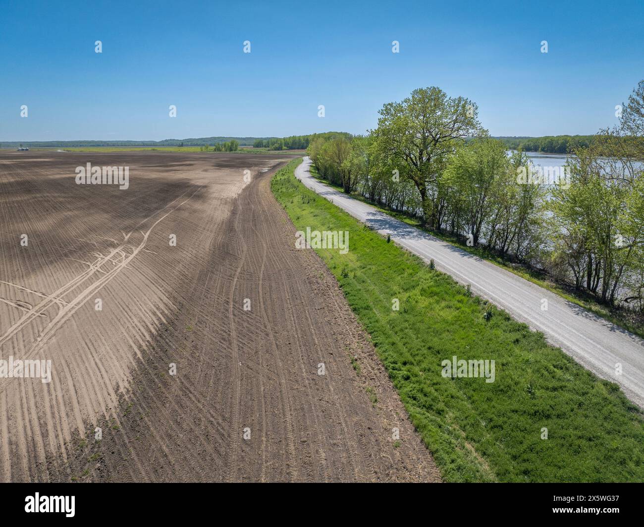 Staubige Landstraße entlang des Missouri River in der Nähe von Wilton, MO, aus der Vogelperspektive im Frühling Stockfoto