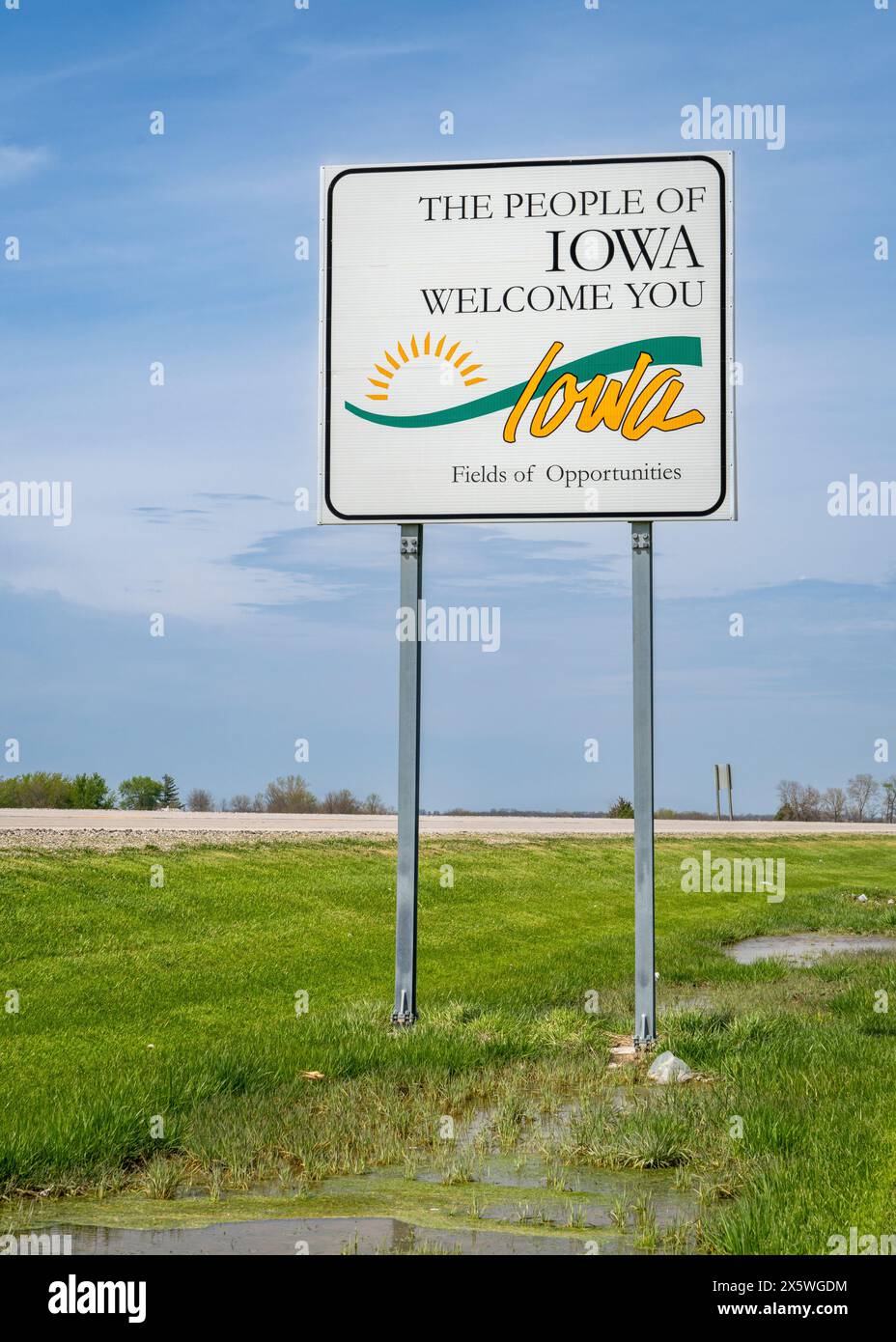 Iowa Willkommensschild am blauen Himmel an der Staatsgrenze zu Missouri, Reisekonzept Stockfoto