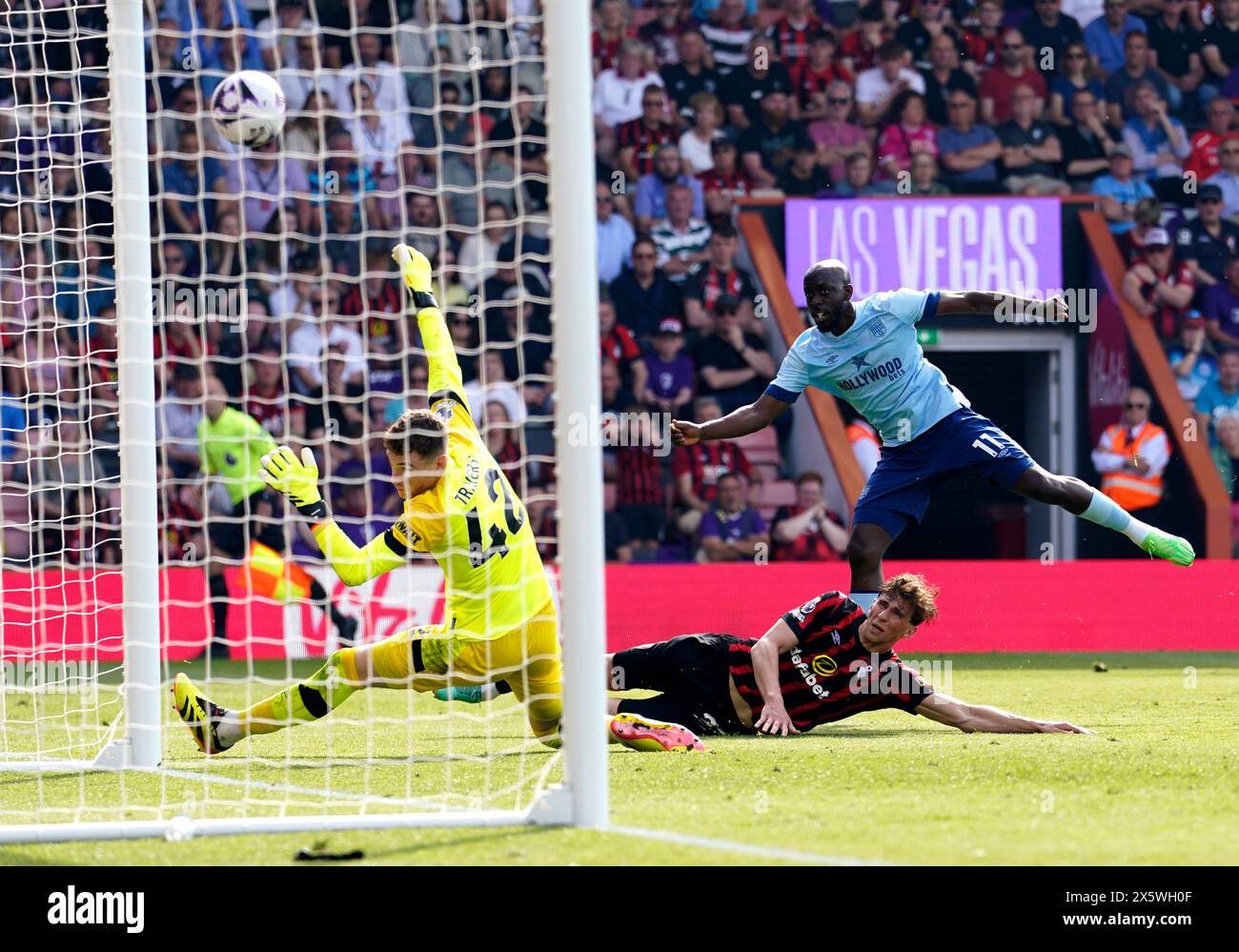 Yoane Wissa von Brentford erzielt das zweite Tor des Spiels während des Premier League-Spiels im Vitality Stadium in London. Bilddatum: Samstag, 11. Mai 2024. Stockfoto