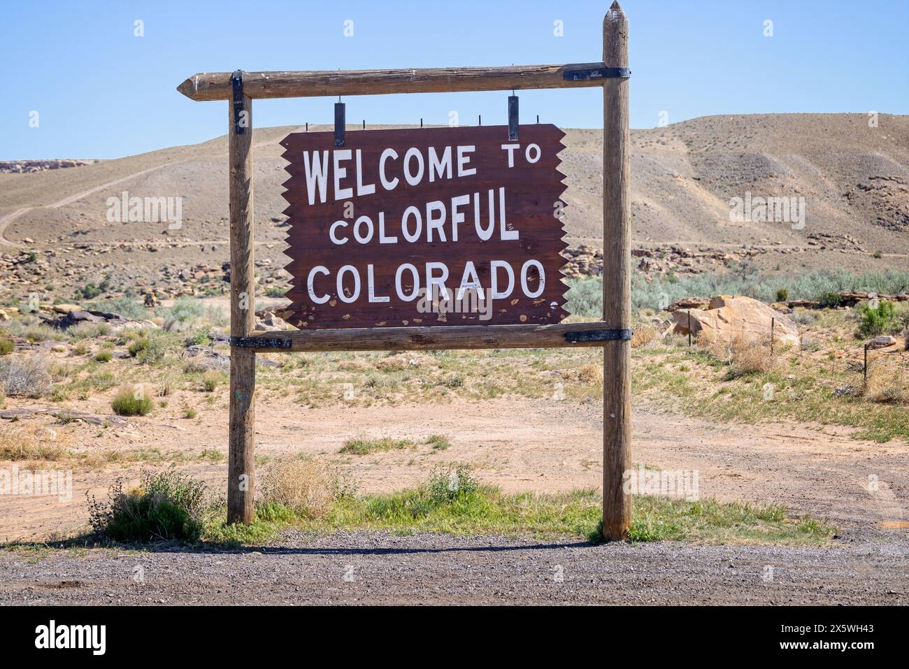 Willkommen beim farbenfrohen Colorado-Schild am Straßenrand des Highway 160 in Colorado, USA am 21. April 2024 Stockfoto