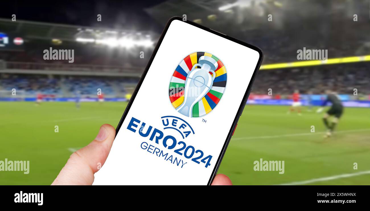 Deutschland - 1. Mai 2024: Logo der UEFA Euro 2024 Deutschland Fußball-Europameisterschaft Europa auf einer mobilen Fotomontage in Deutschland. Stockfoto