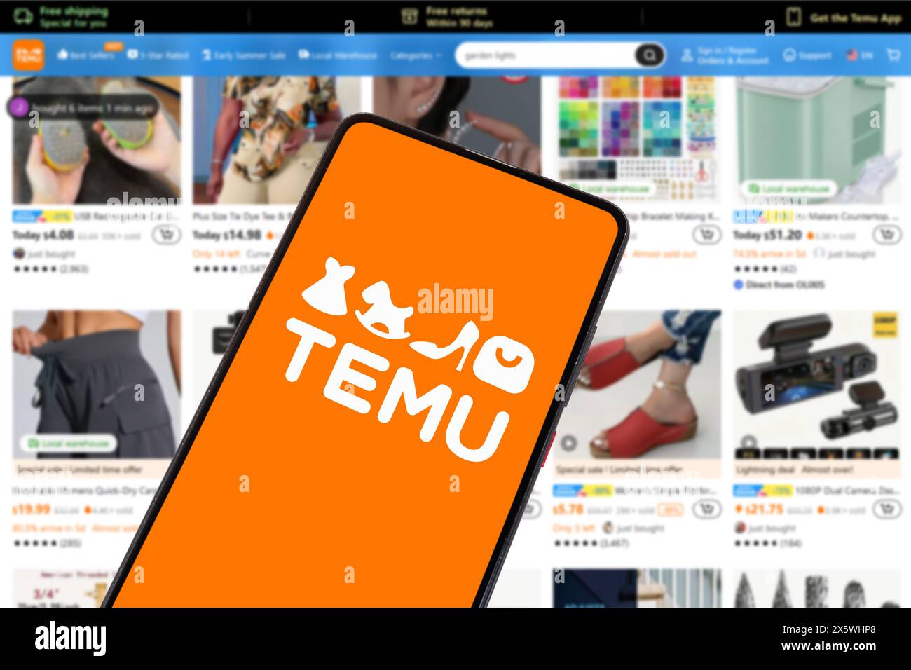 Stuttgart, Deutschland – 1. Mai 2024: E-Commerce-Logo des Temu-Online-Marktplatzes auf einem Smartphone und Computer in Stuttgart. Stockfoto