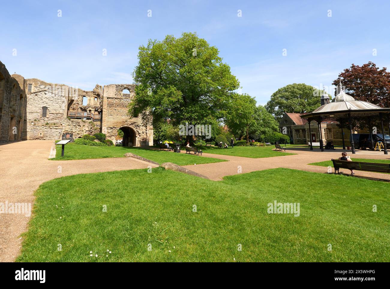 Menschen, die sich auf dem Gelände von Newark Castle, Nottinghamshire, Großbritannien, entspannen Stockfoto
