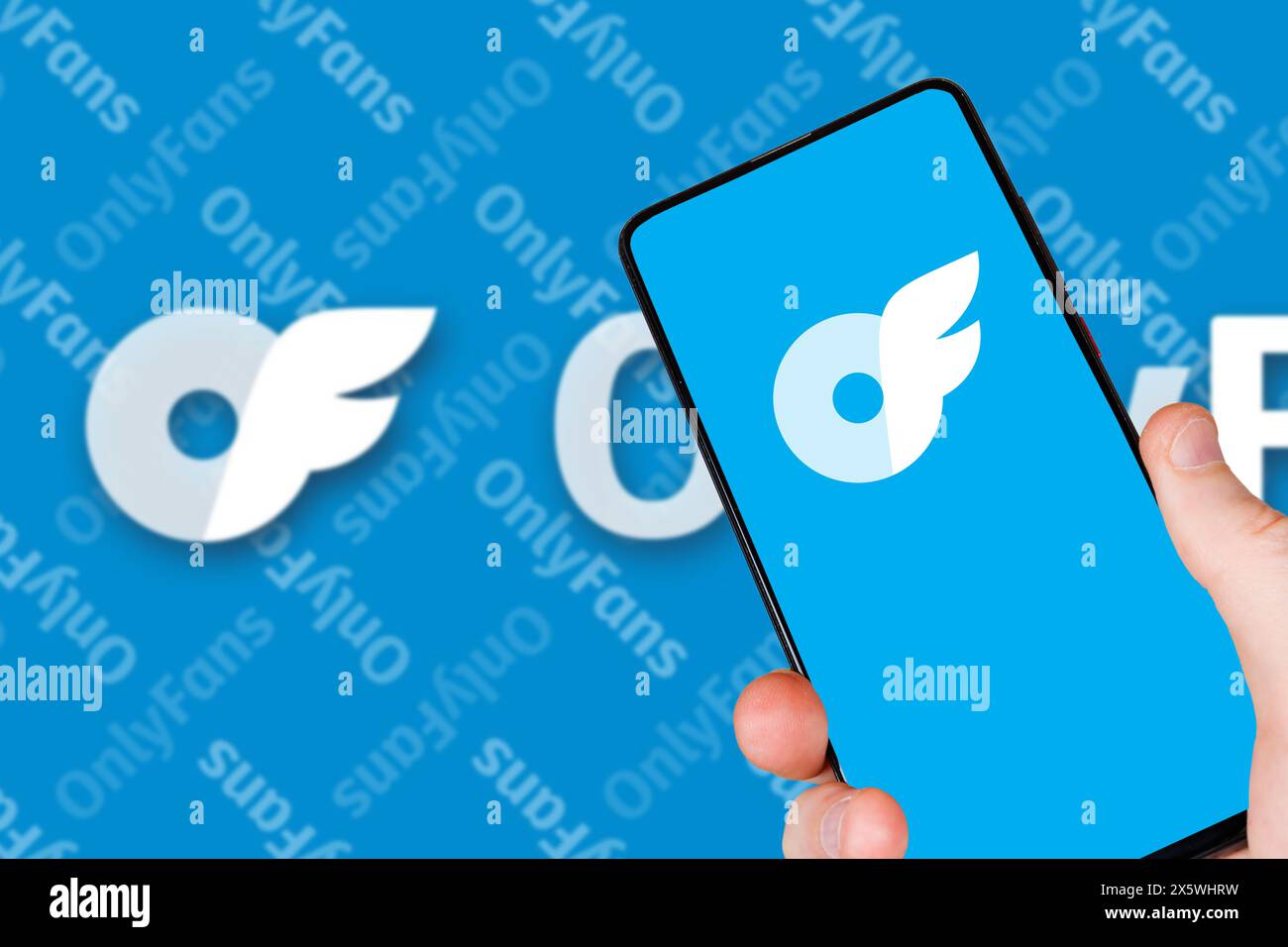 Stuttgart, Deutschland - 1. Mai 2024: OnlyFans App Logo Social Media auf Smartphone und Computer in Stuttgart. Stockfoto